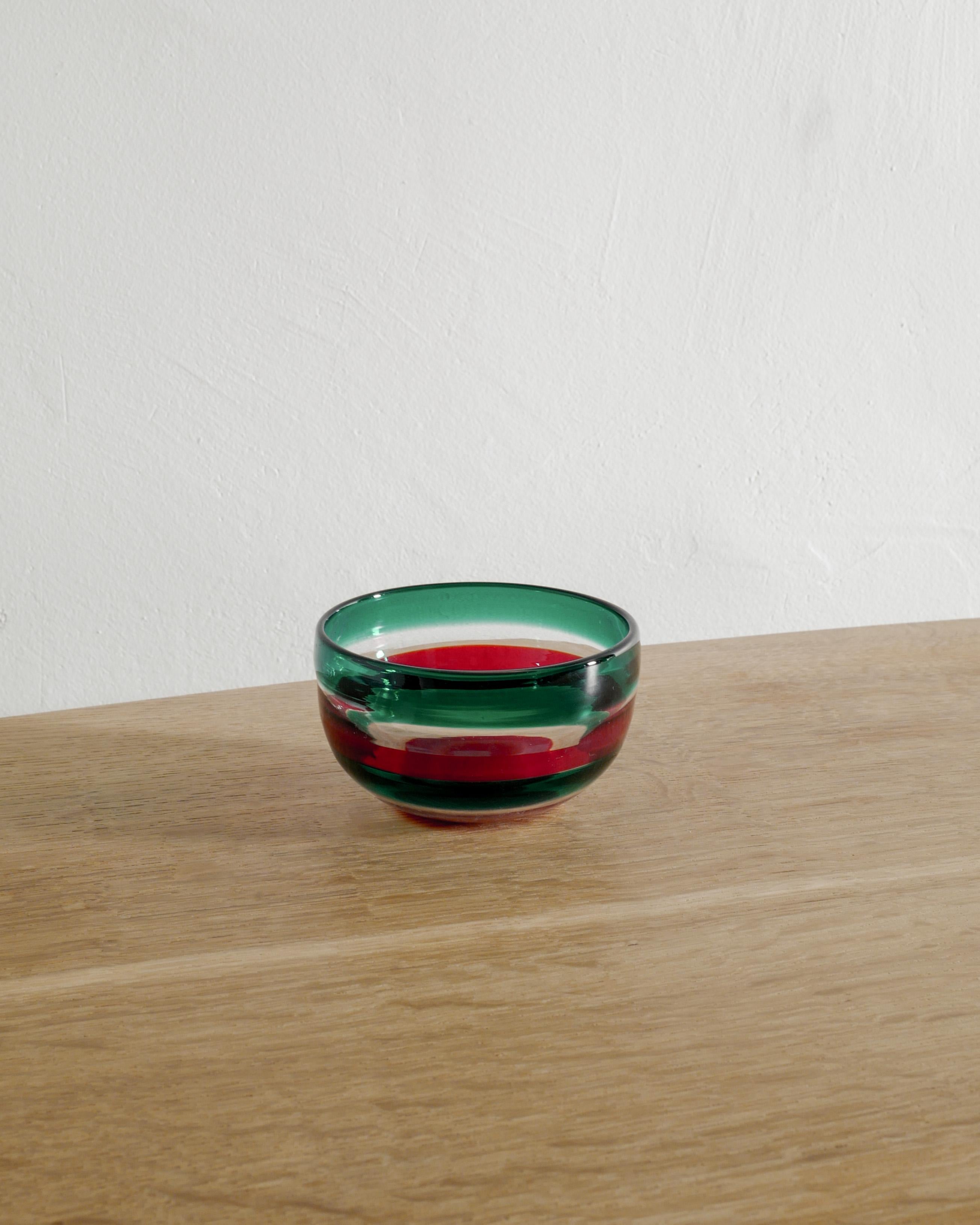 Rare bol en verre décoratif italien soufflé à la main, datant du milieu du siècle dernier, par Fulvio Bianconi, avec de superbes couleurs rouge et verte, produit par Venini Italie, dans les années 1950. En bon état vintage avec patine de