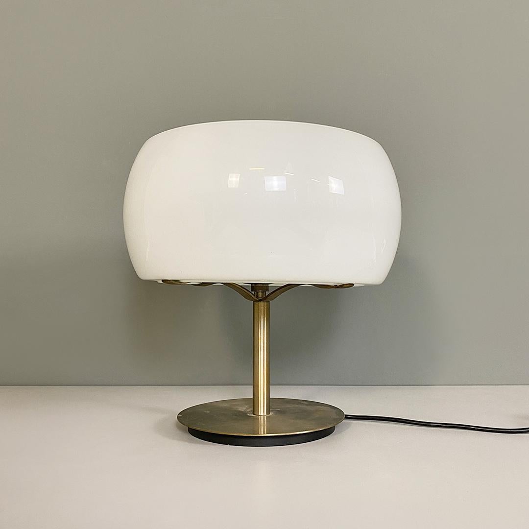 Italian Mid-Century Modern white opaline glass and nickel-plated metal Erse table lamp by Vico Magistretti for Artemide, 1960s.
Erse model table lamp, with structure, round base and central stem in nickel-plated metal and diffuser in glossy white