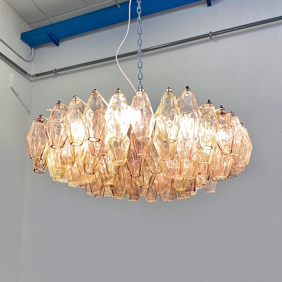 Italian mid century modern light pink and yellow polyhedral elements glass Poliedri chandelier or ceiling lamp by Carlo Scarpa for Venini, 1958.
Glass chandelier, suitable as a ceiling lamp as it develops a moderate diameter and low height, but can