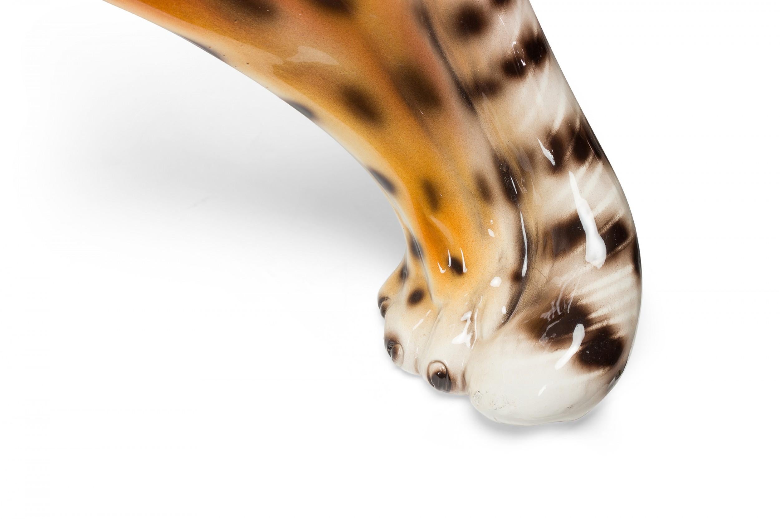 Italienische Skulptur eines schreitenden Leoparden aus der Mitte des Jahrhunderts aus glasiertem Porzellan im Angebot 4
