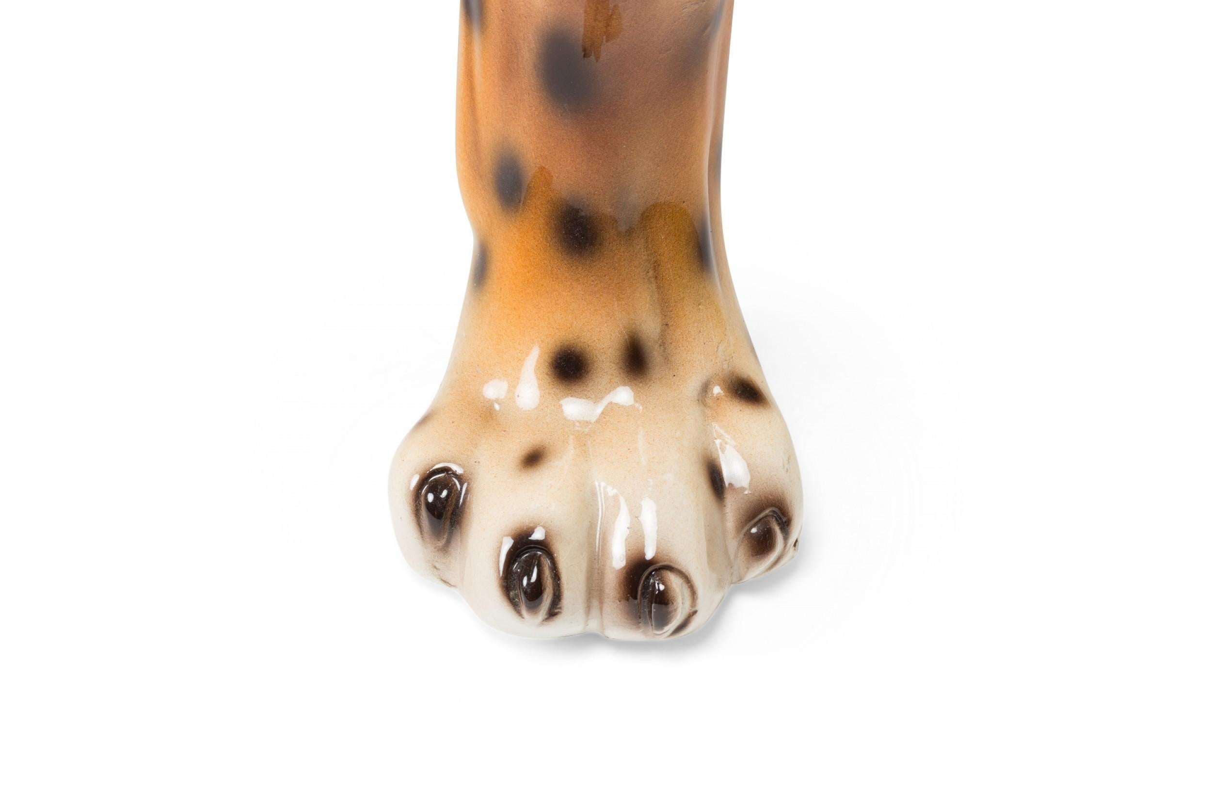 Italienische Skulptur eines schreitenden Leoparden aus der Mitte des Jahrhunderts aus glasiertem Porzellan im Angebot 3