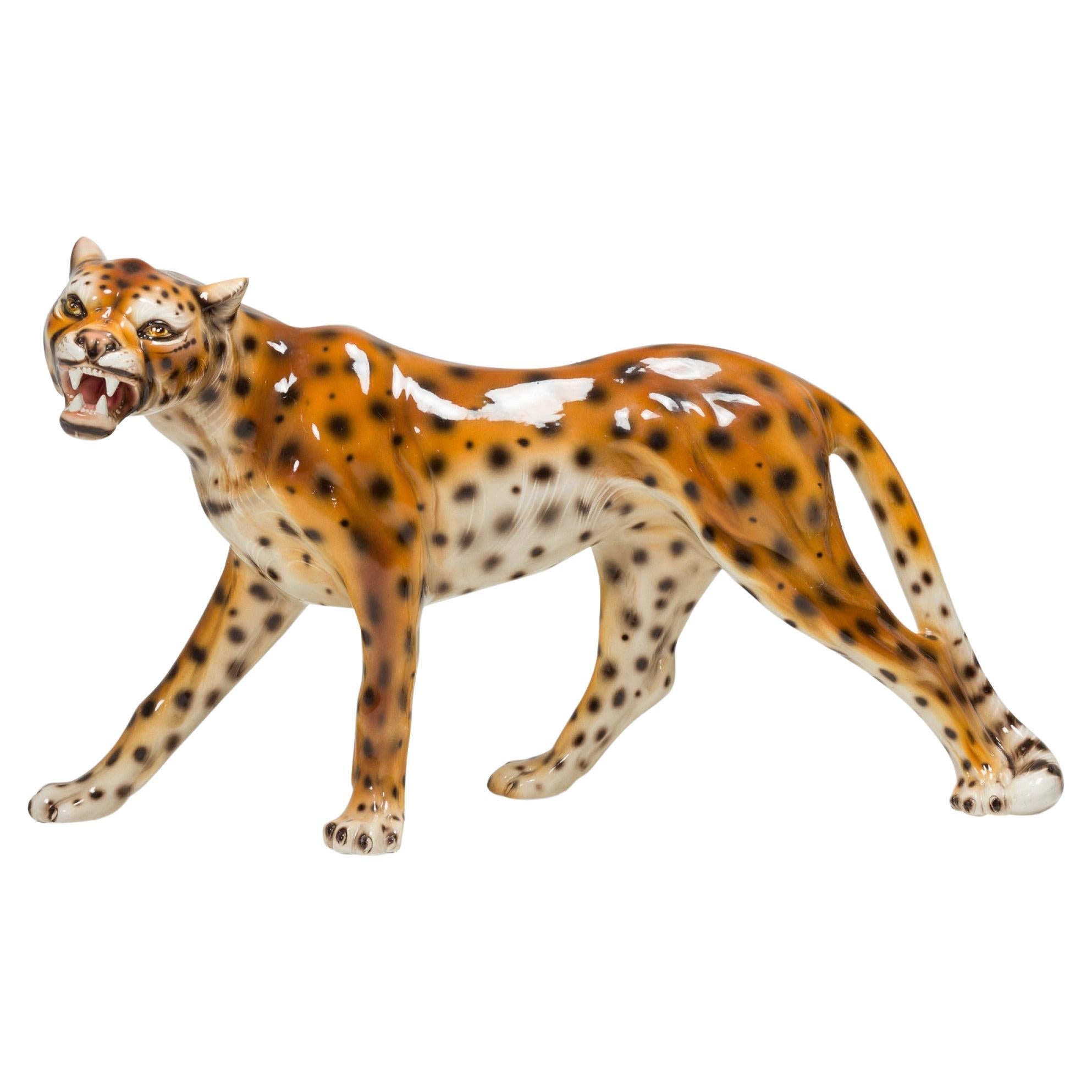 Italienische Leoparden-Skulptur aus glasiertem Porzellan aus der Mitte des Jahrhunderts 