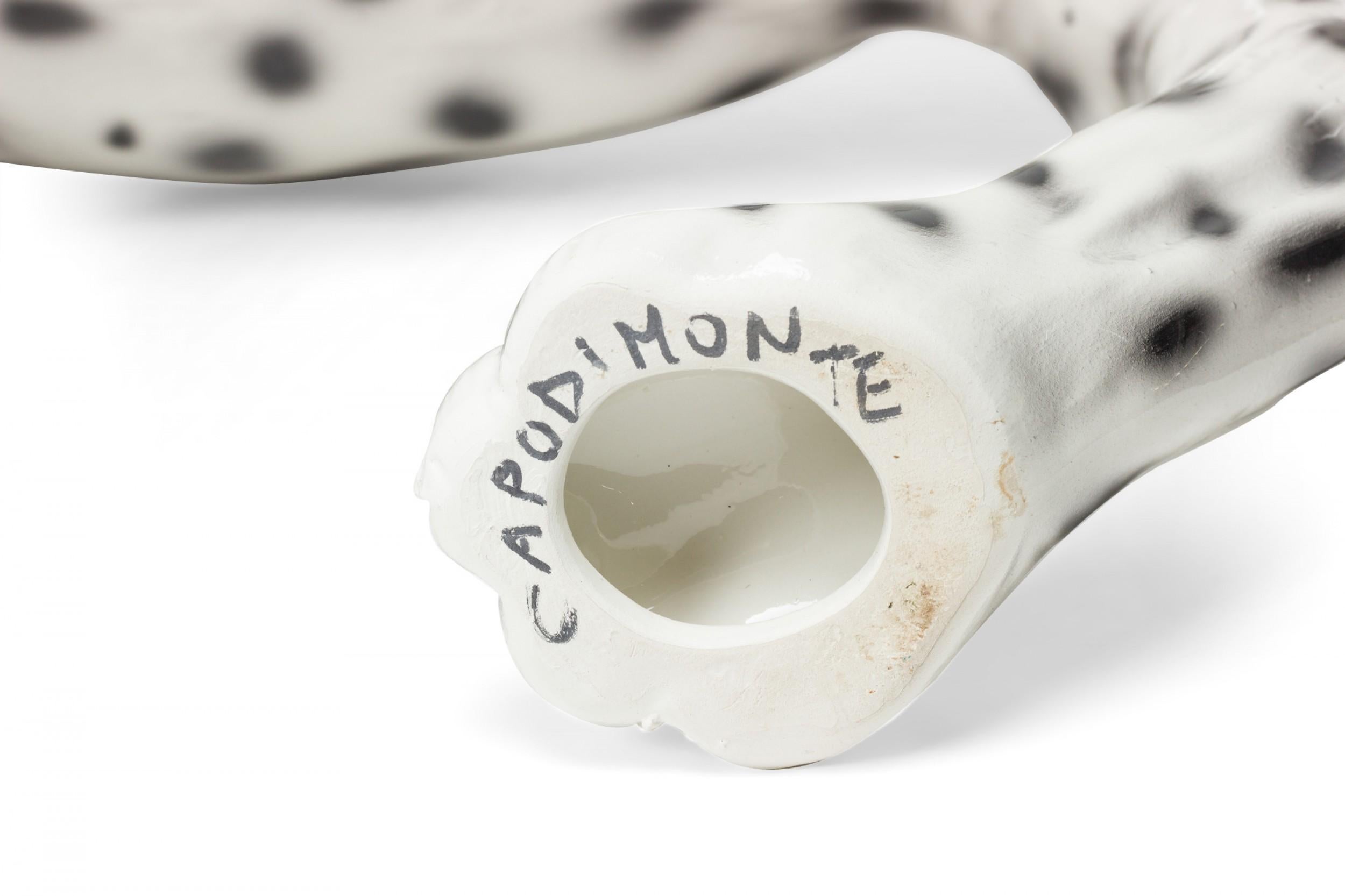 Porcelaine italienne émaillée du milieu du siècle dernier, léopard de neige volant à la manière de Capodimont en vente 5