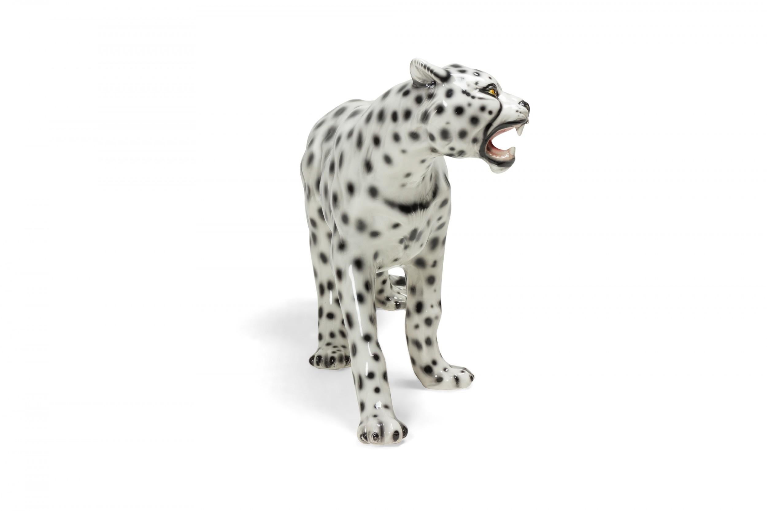 Porcelaine italienne émaillée du milieu du siècle dernier, léopard de neige volant à la manière de Capodimont en vente 6