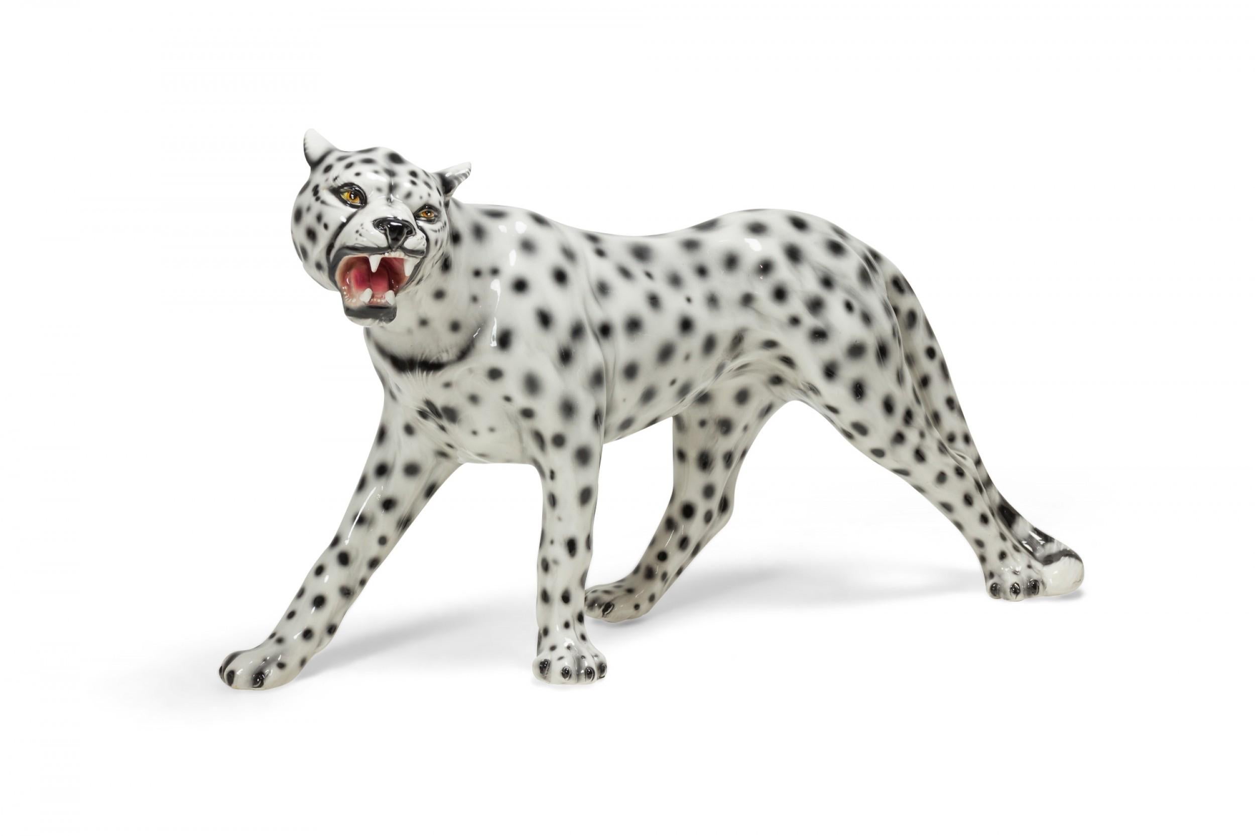 Mid-Century Modern Porcelaine italienne émaillée du milieu du siècle dernier, léopard de neige volant à la manière de Capodimont en vente