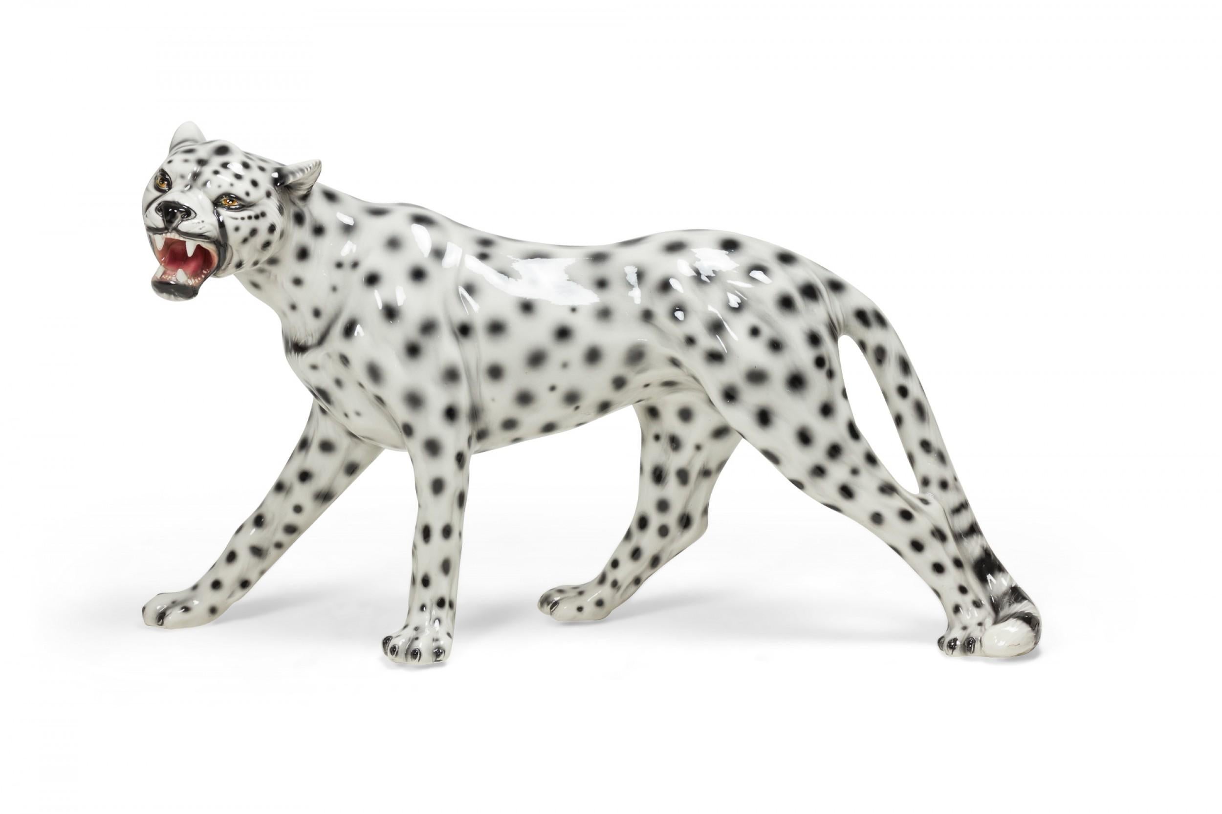 Porcelaine italienne émaillée du milieu du siècle dernier, léopard de neige volant à la manière de Capodimont Bon état - En vente à Queens, NY