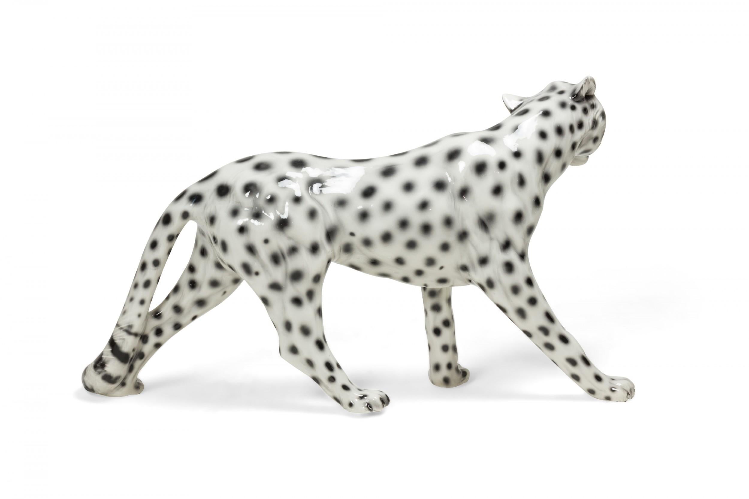 Porcelaine italienne émaillée du milieu du siècle dernier, léopard de neige volant à la manière de Capodimont en vente 1