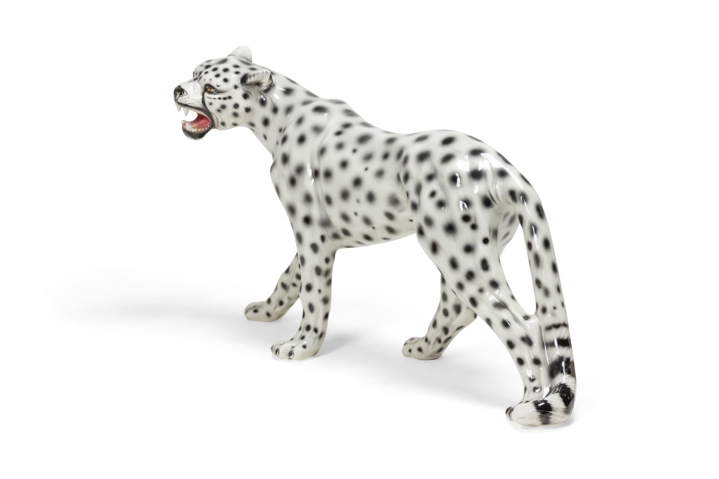 Porcelaine italienne émaillée du milieu du siècle dernier, léopard de neige volant à la manière de Capodimont en vente 2