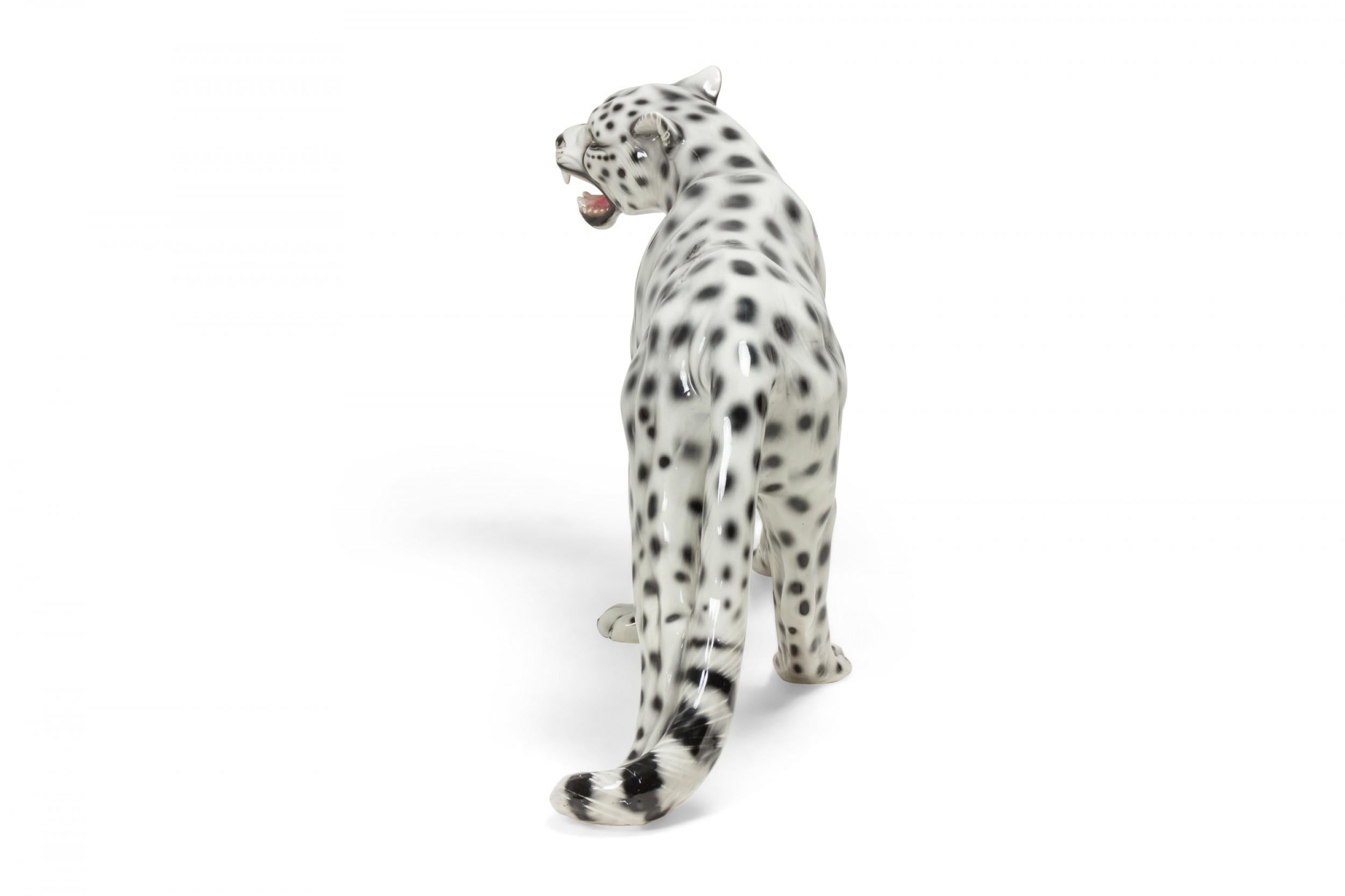 Porcelaine italienne émaillée du milieu du siècle dernier, léopard de neige volant à la manière de Capodimont en vente 3