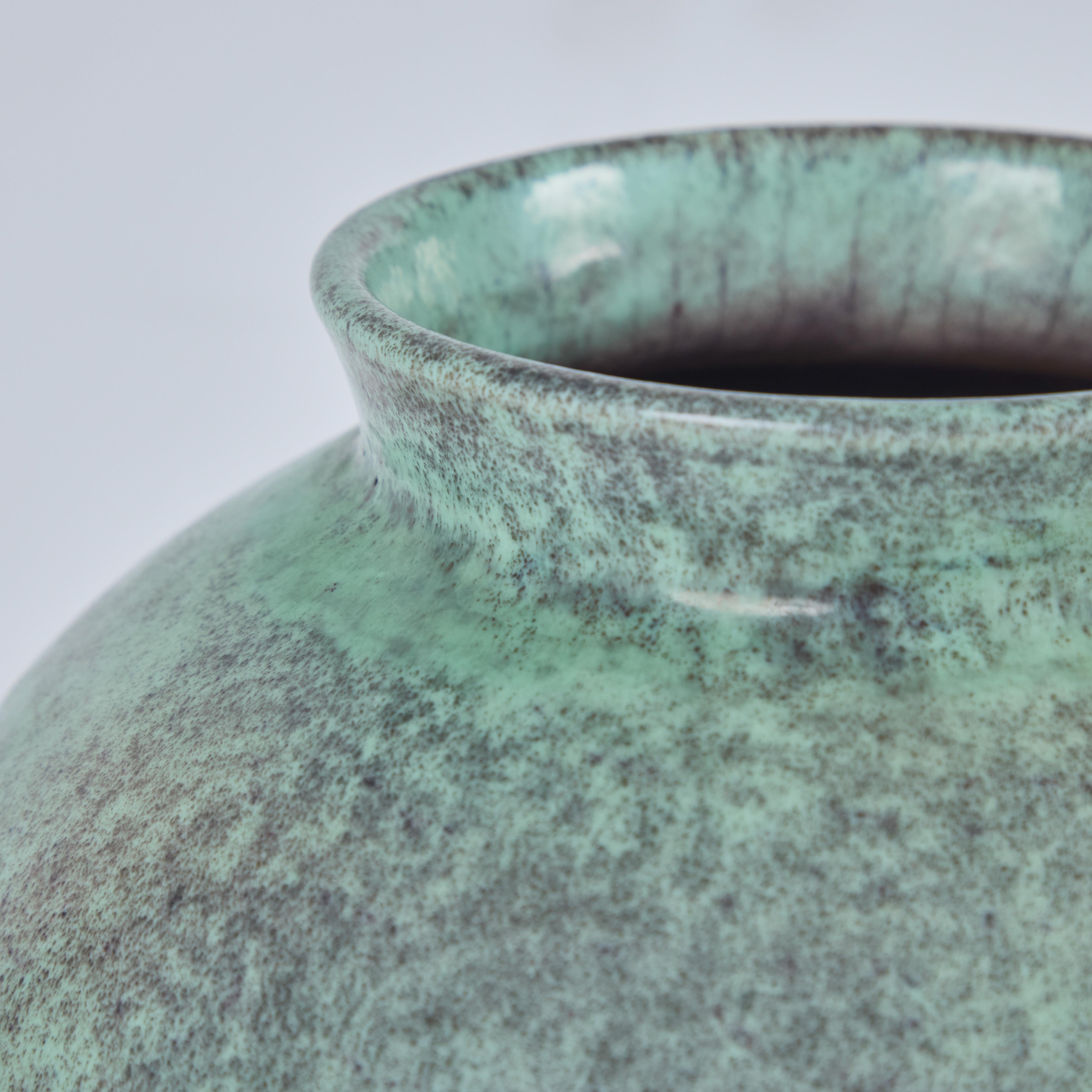 Glasierte Keramikvase aus der Mitte des Jahrhunderts, nummeriert C 1138 aus der Galleria D'Arte Totti in Mailand, Italien.  
