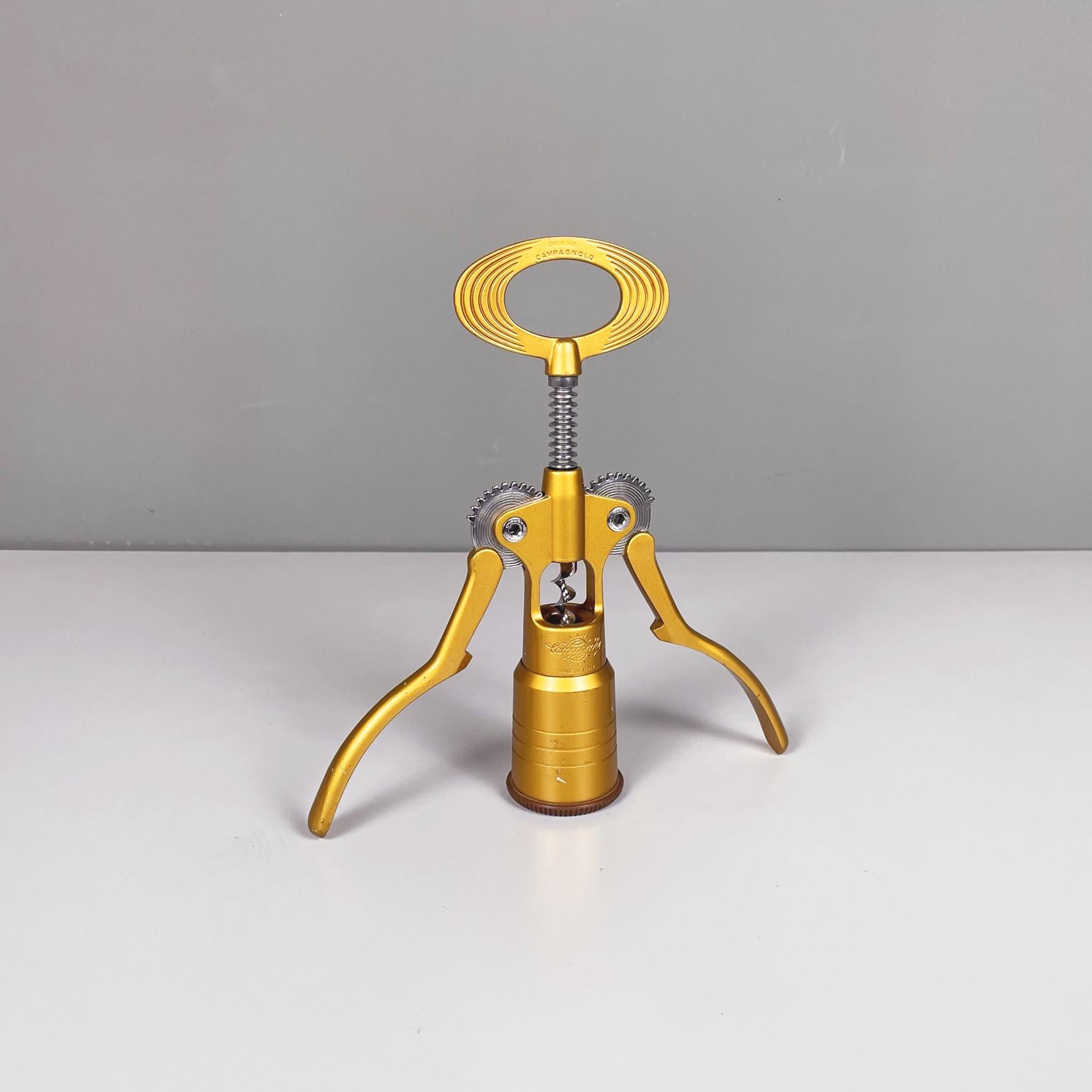 Italienische Mitte des Jahrhunderts Gold Metall Korkenzieher mod. Groß  von Tullio Campagnolo, 1970er Jahre
Flaschenschraube Mod. Big mit Struktur in gold lackiertem Metall und Stahl. An der Unterseite befindet sich ein braunes