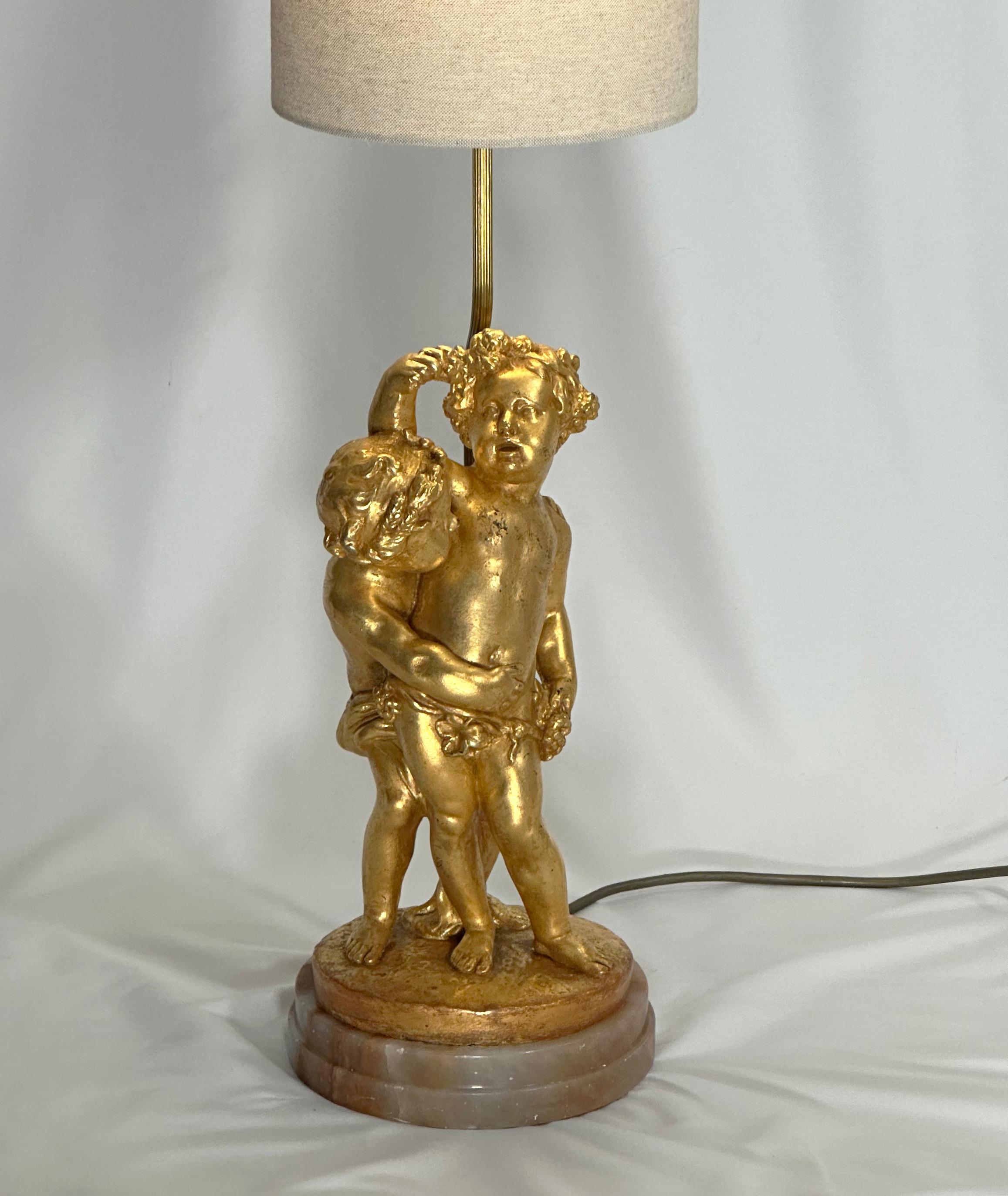 italien Lampe Putti vintage de style rococo dorée sur base en onyx en vente