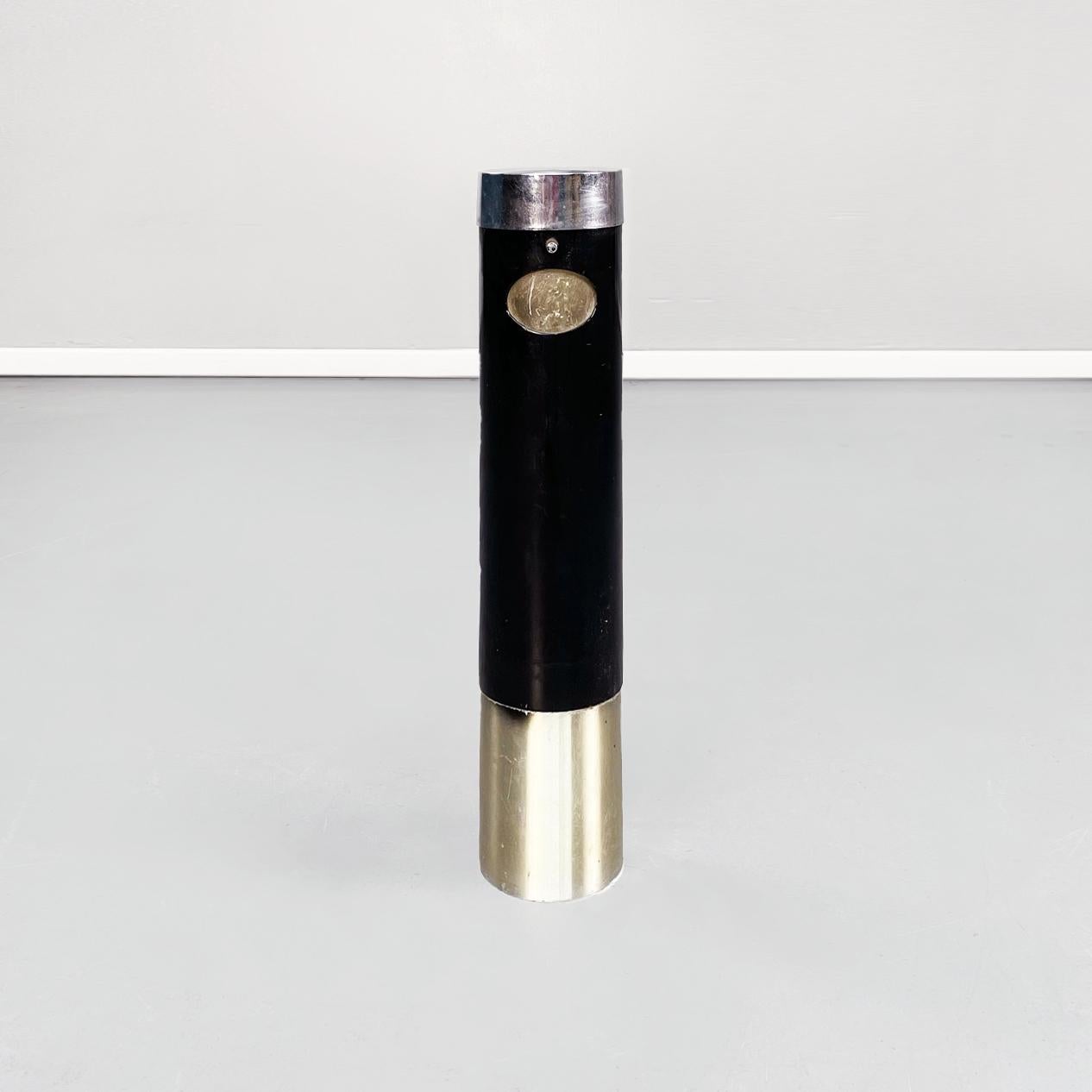 Italian mid-century golden and black metal cylindrical-shaped floor ashtray, 1960s
Cylindrical-shaped floor ashtray in metal and black painted metal. The upper part consists of a small grate for extinguishing and storing cigarettes. In the central