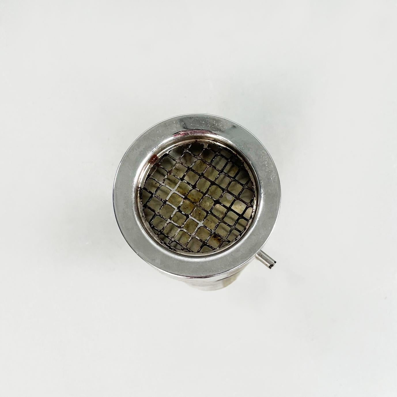 Italienischer zylindrischer Boden-Aschenbecher aus schwarzem Metall, Mid-Century Golden N, 1960er Jahre (Moderne der Mitte des Jahrhunderts) im Angebot