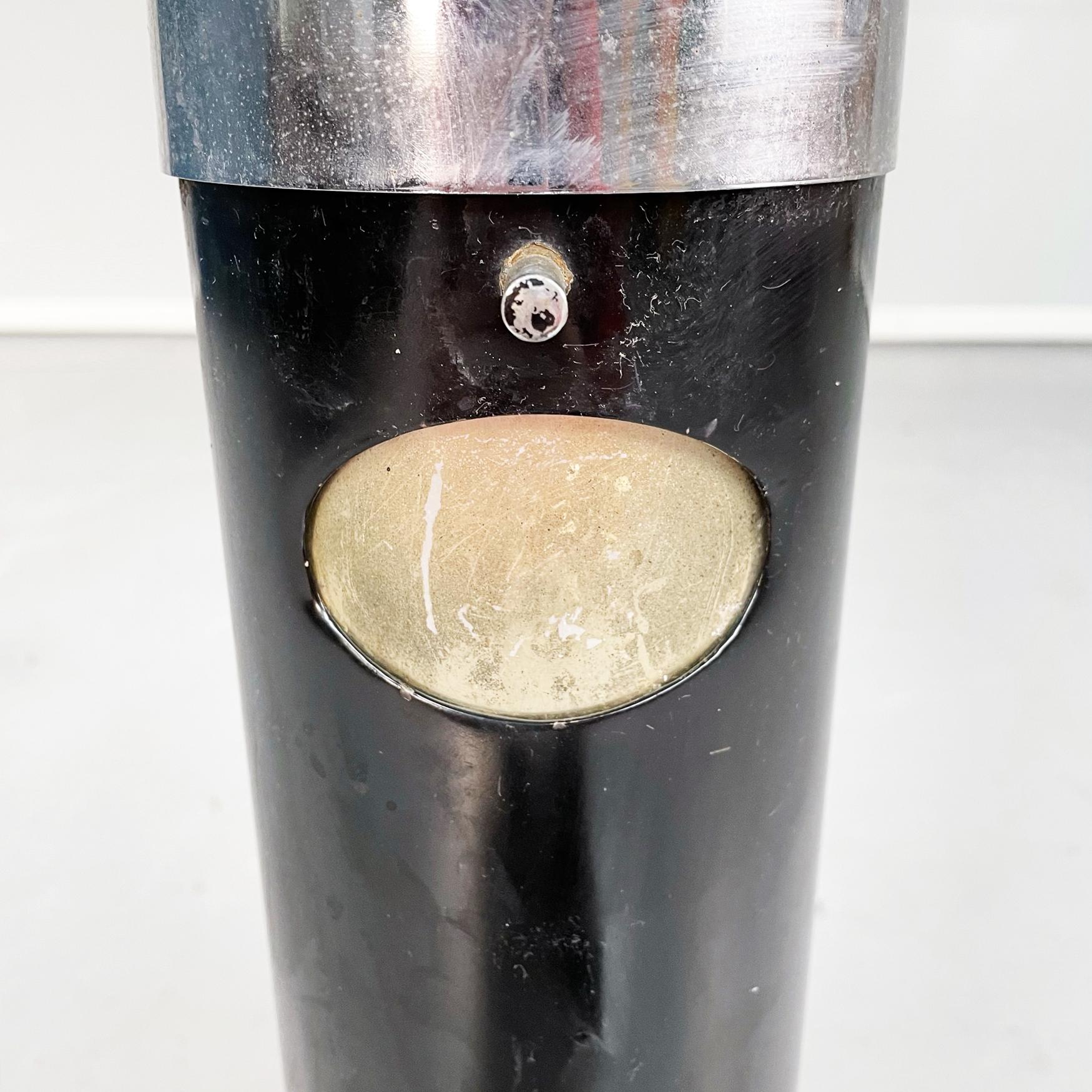 Italienischer zylindrischer Boden-Aschenbecher aus schwarzem Metall, Mid-Century Golden N, 1960er Jahre (Mitte des 20. Jahrhunderts) im Angebot