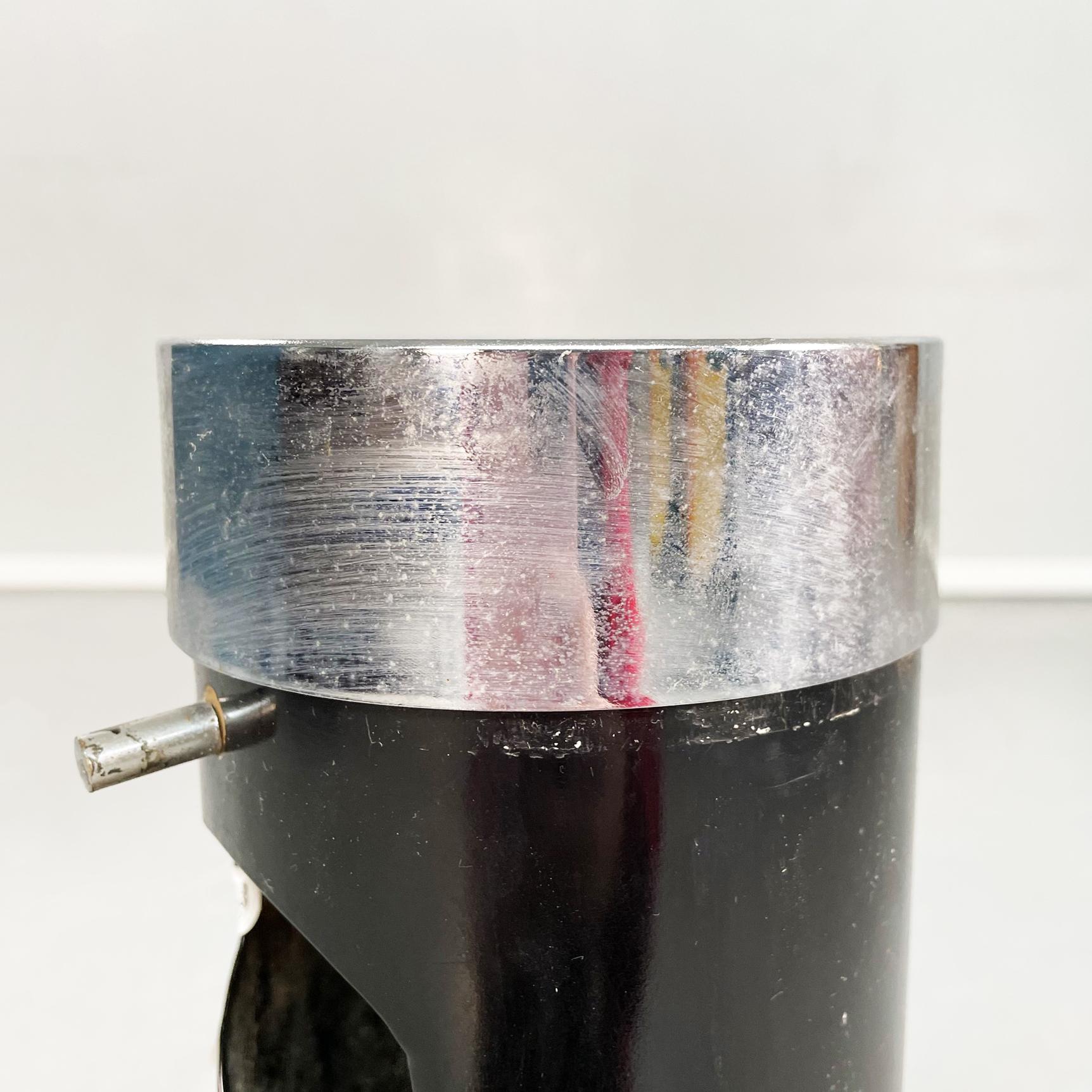 Italienischer zylindrischer Boden-Aschenbecher aus schwarzem Metall, Mid-Century Golden N, 1960er Jahre im Angebot 3