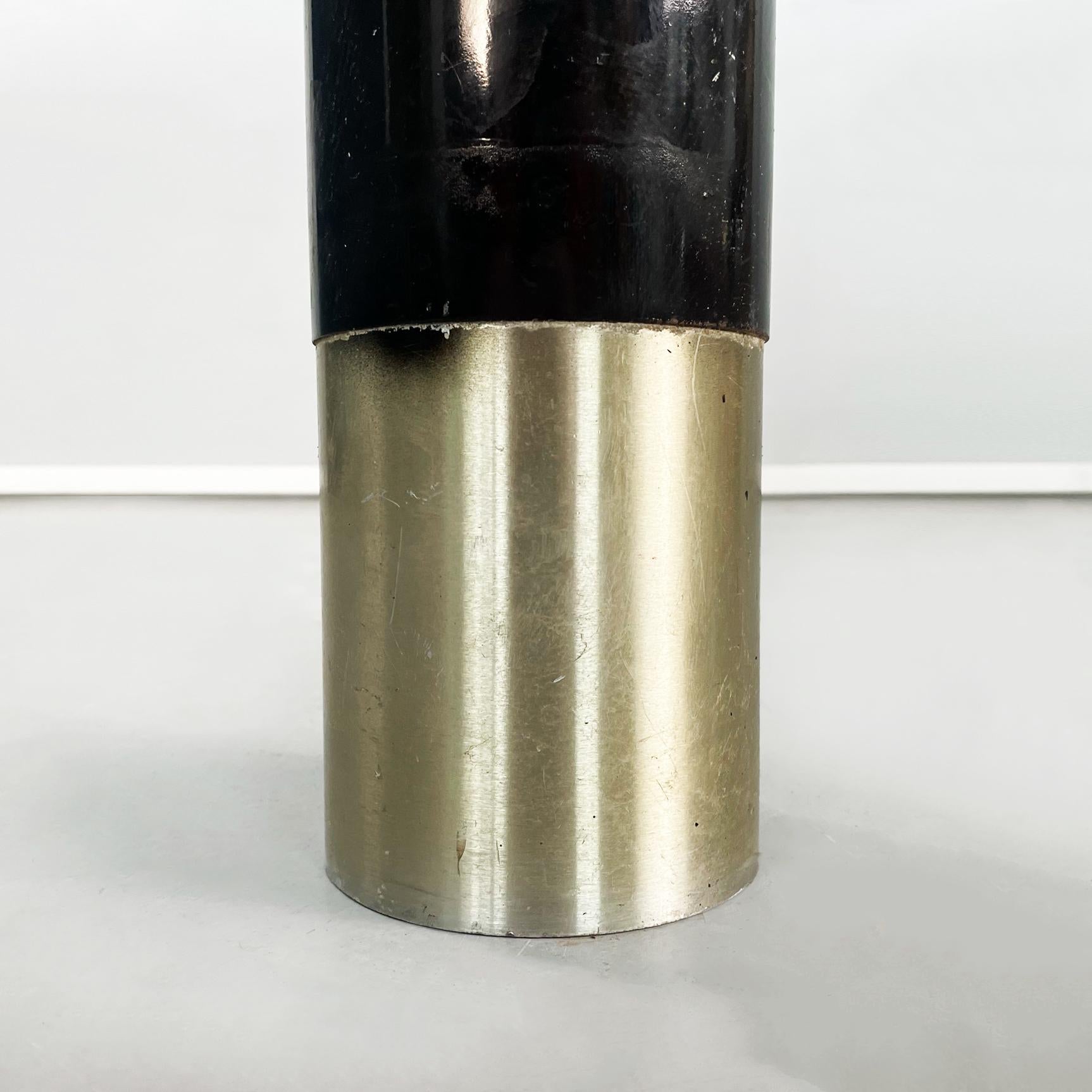 Italienischer zylindrischer Boden-Aschenbecher aus schwarzem Metall, Mid-Century Golden N, 1960er Jahre im Angebot 4