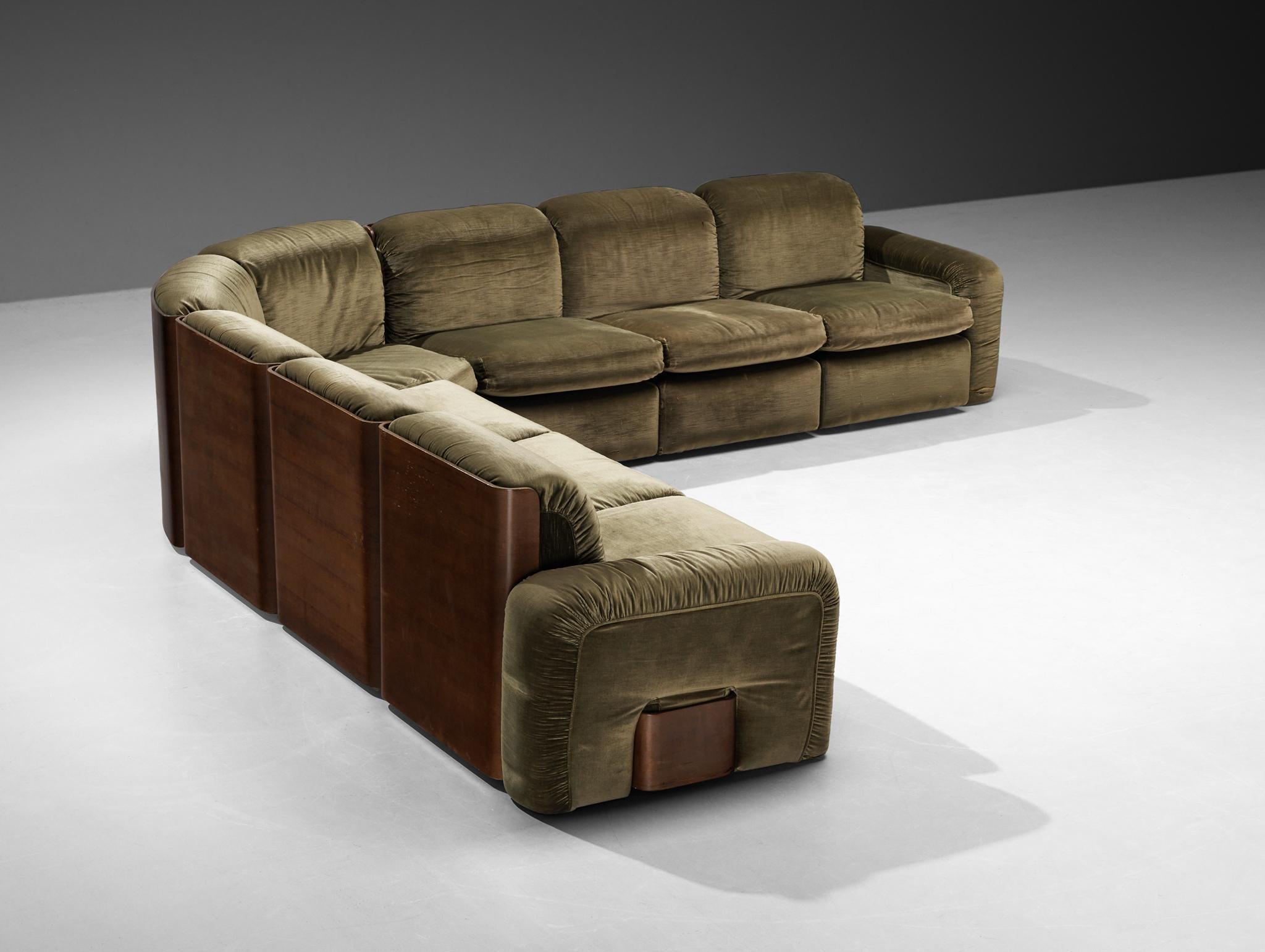 Divano modulare, legno, tessuto, Italia, anni '60

Questo grande divano modulare, realizzato in Italia negli anni '60, è uno straordinario esempio di forma e funzionalità. Progettata per garantire un comfort eccellente, la sua struttura ampia la