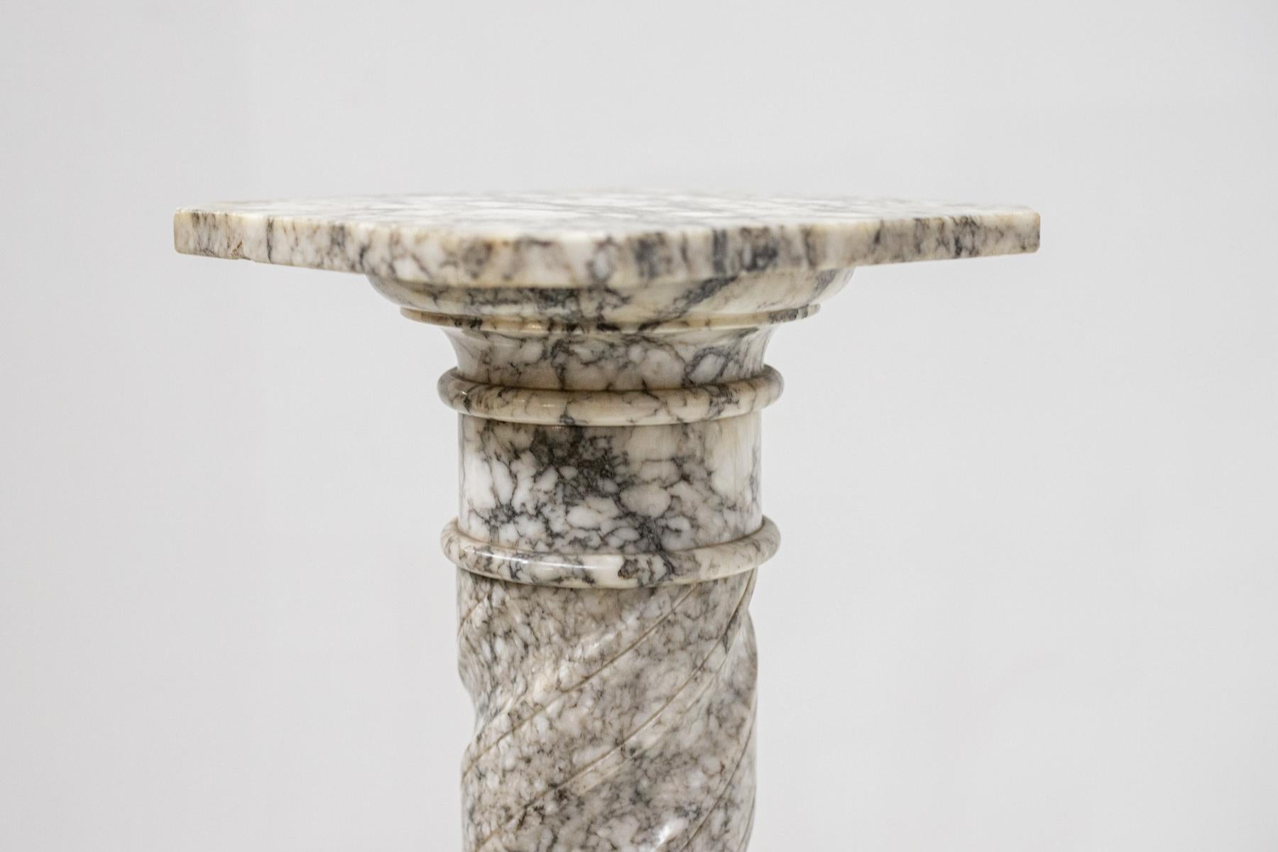 Beautiful display column made in 1940 of fine Italian workmanship.
The column is made entirely of carved gray marble.
The base has a beautiful octagonal shape on which stands a second round base supporting a beautiful frieze resembling a marble