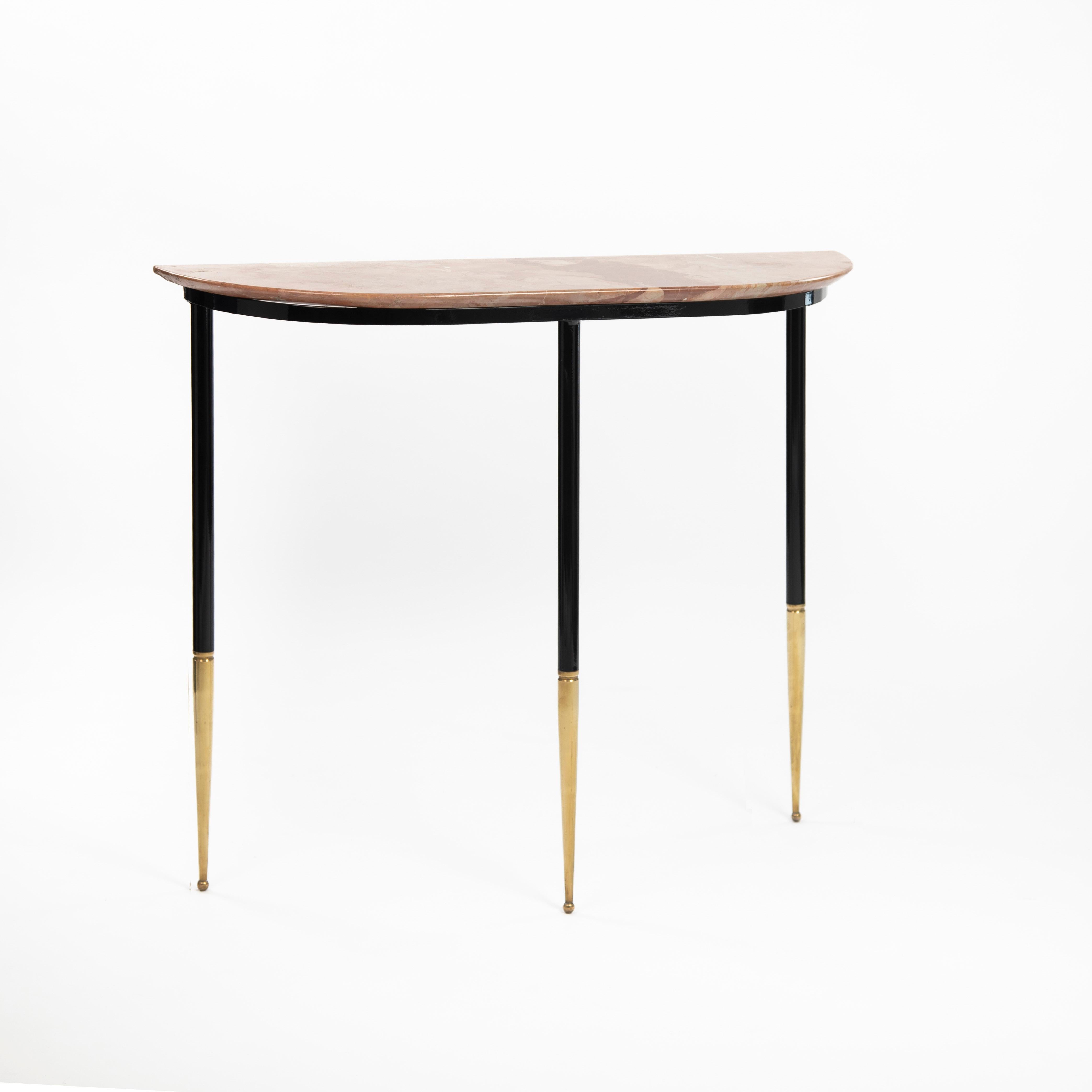 Italienische Mitte des Jahrhunderts Grazile Eisen und Marmor Konsolentisch Messing Fußkappen 1950er Jahre (Moderne der Mitte des Jahrhunderts) im Angebot