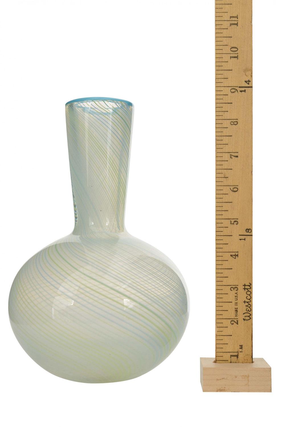 Vaso in vetro artistico a forma di bulbo della metà del secolo scorso con collo affusolato, bordo azzurro e disegno a volute in azzurro e verde chiaro.