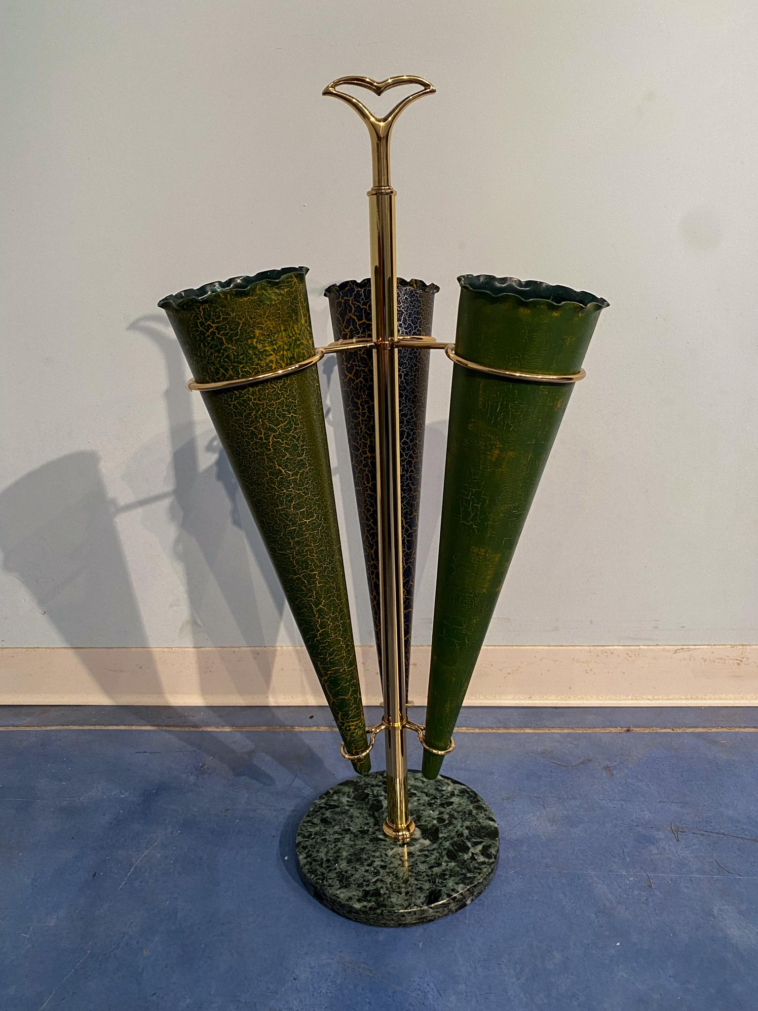 This Italian mid-century umbrella stand has a great executive quality that is denoted by various details, such as the round base in precious green marble from the Alps or the stylish brass frame design. The hand-painting gives a cracked effect on