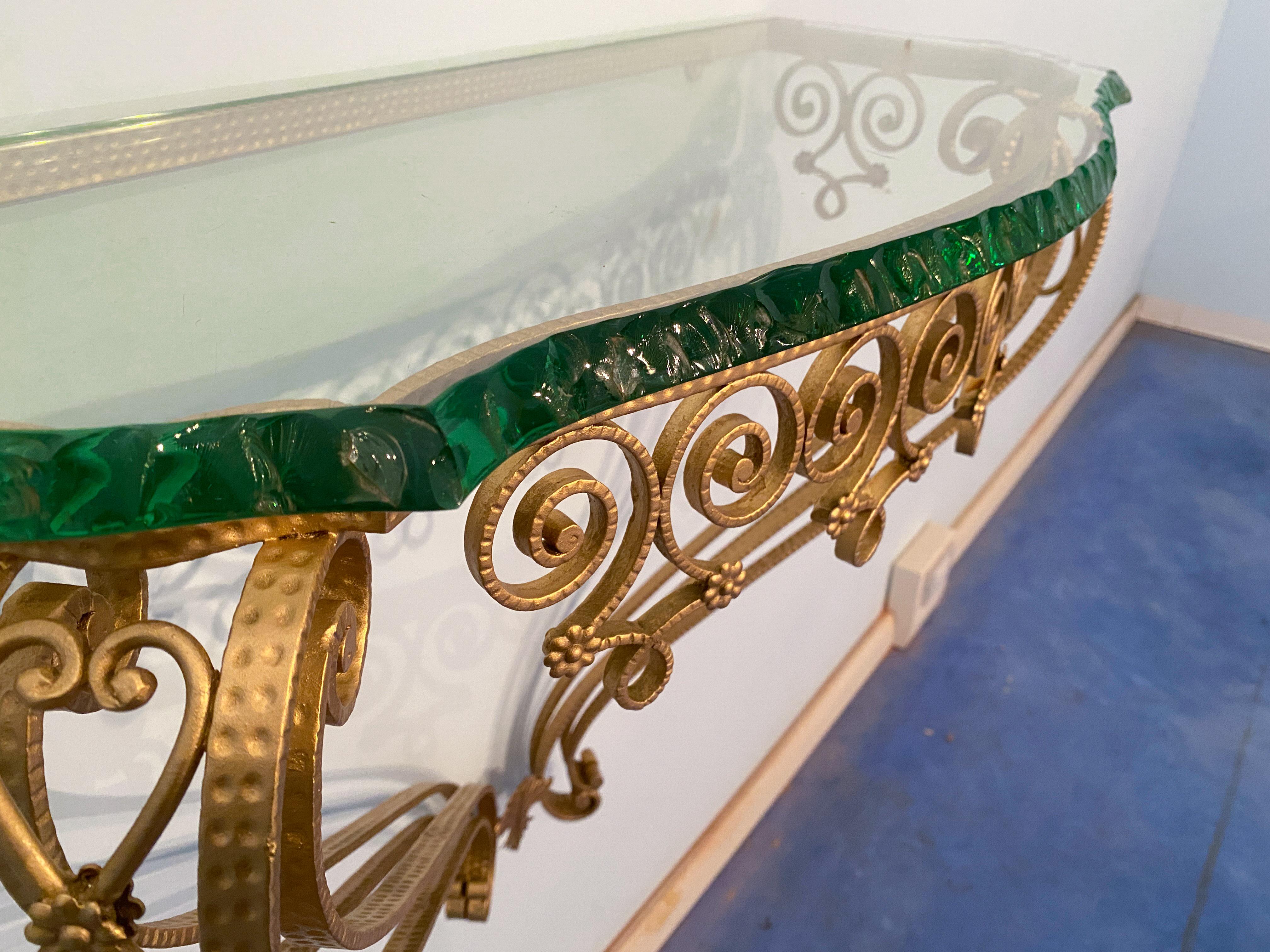 Italienischer Konsolentisch von Pier Luigi Colli aus der Mitte des Jahrhunderts, grünes Kristall, goldenes Eisen (Mitte des 20. Jahrhunderts) im Angebot