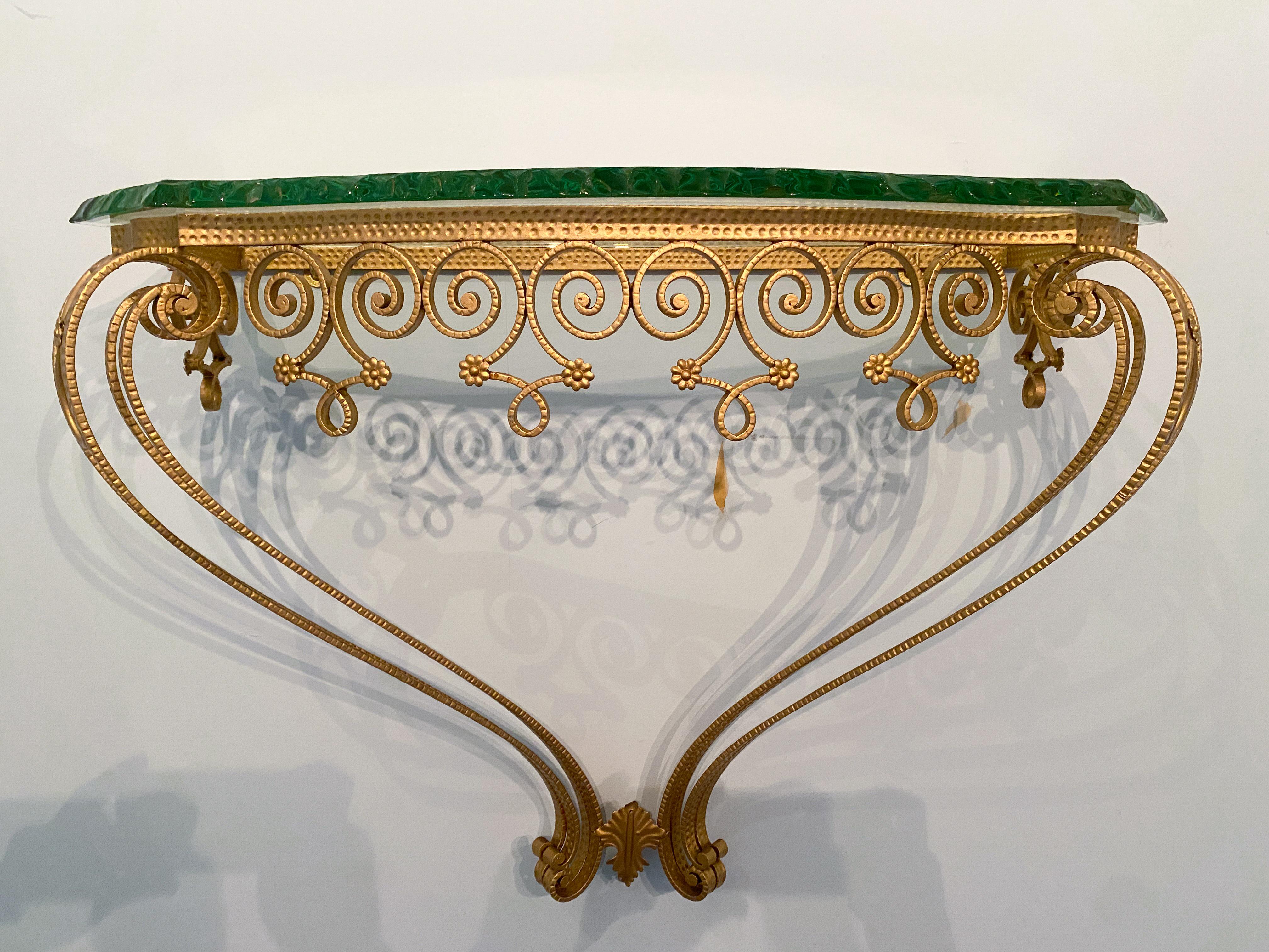 Italienischer Konsolentisch von Pier Luigi Colli aus der Mitte des Jahrhunderts, grünes Kristall, goldenes Eisen im Angebot 3