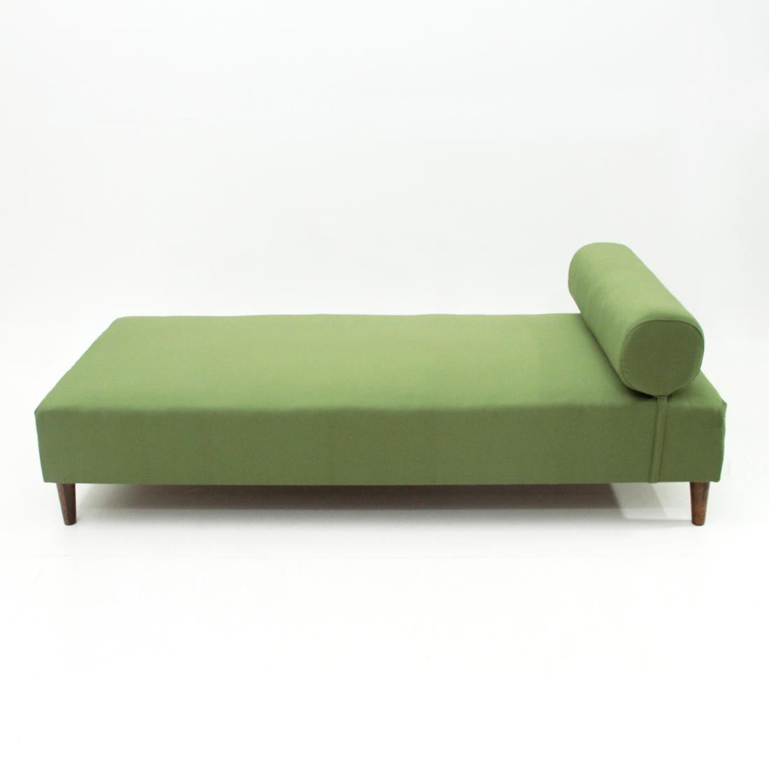 Day bed of Italian manufacture produced in the 1950s. 
Wooden structure padded and lined with new green fabric.
Cylindrical cushion.
Legs in tapered wood. 
Good general conditions, some signs due to normal use over time.

Dimensions: Width 192