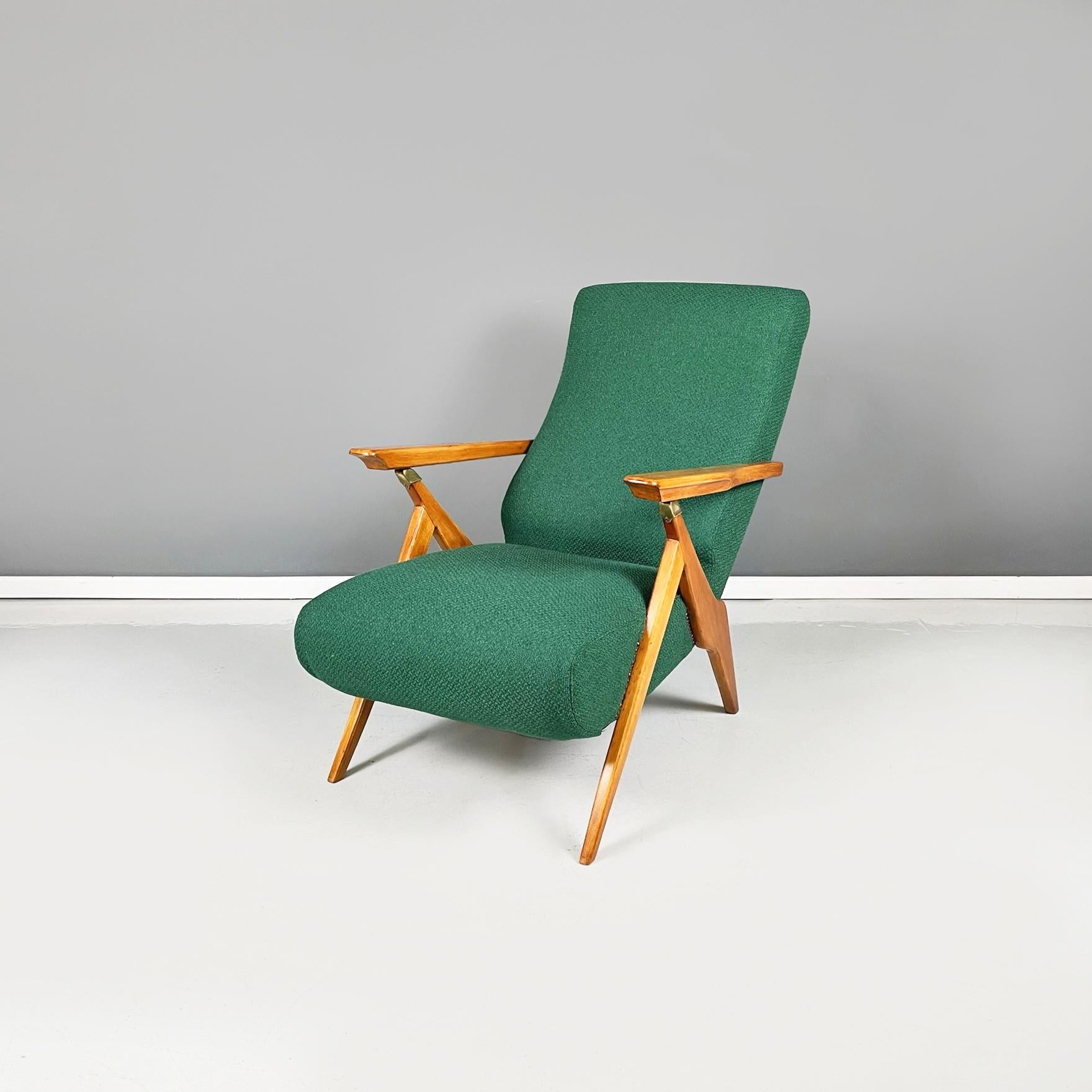 Italian midcentury green fabric and wood Reclining armchair by Antonio Gorgone, 1955.
Reclining armchair with seat and back padded and covered in forest green cotton fabric. The wooden armrests with brass details can be raised to change the angle