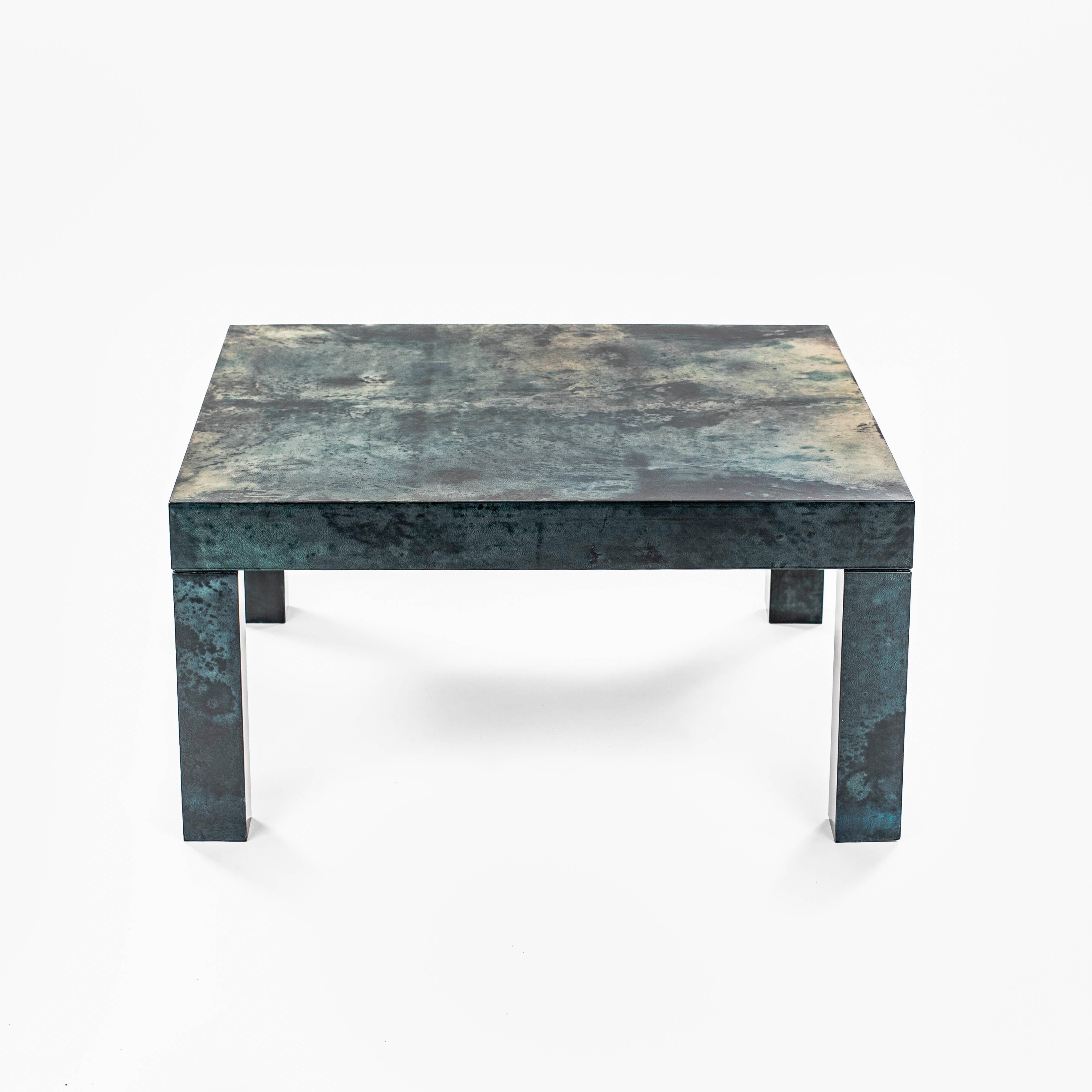 Tavolo da divano italiano del Mid-Century in pelle di capra a grana verde di Aldo Tura degli anni '70, firmato da un'etichetta originale nella parte inferiore.
La forma semplice e minimalista del tavolo permette all'impiallacciatura in pelle di