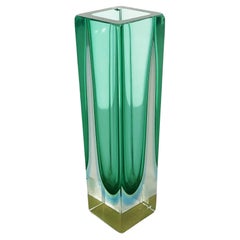 Italienische Vase aus grünem Muranoglas aus der Mitte des Jahrhunderts mit blauen Innenschirmen, 1970er Jahre