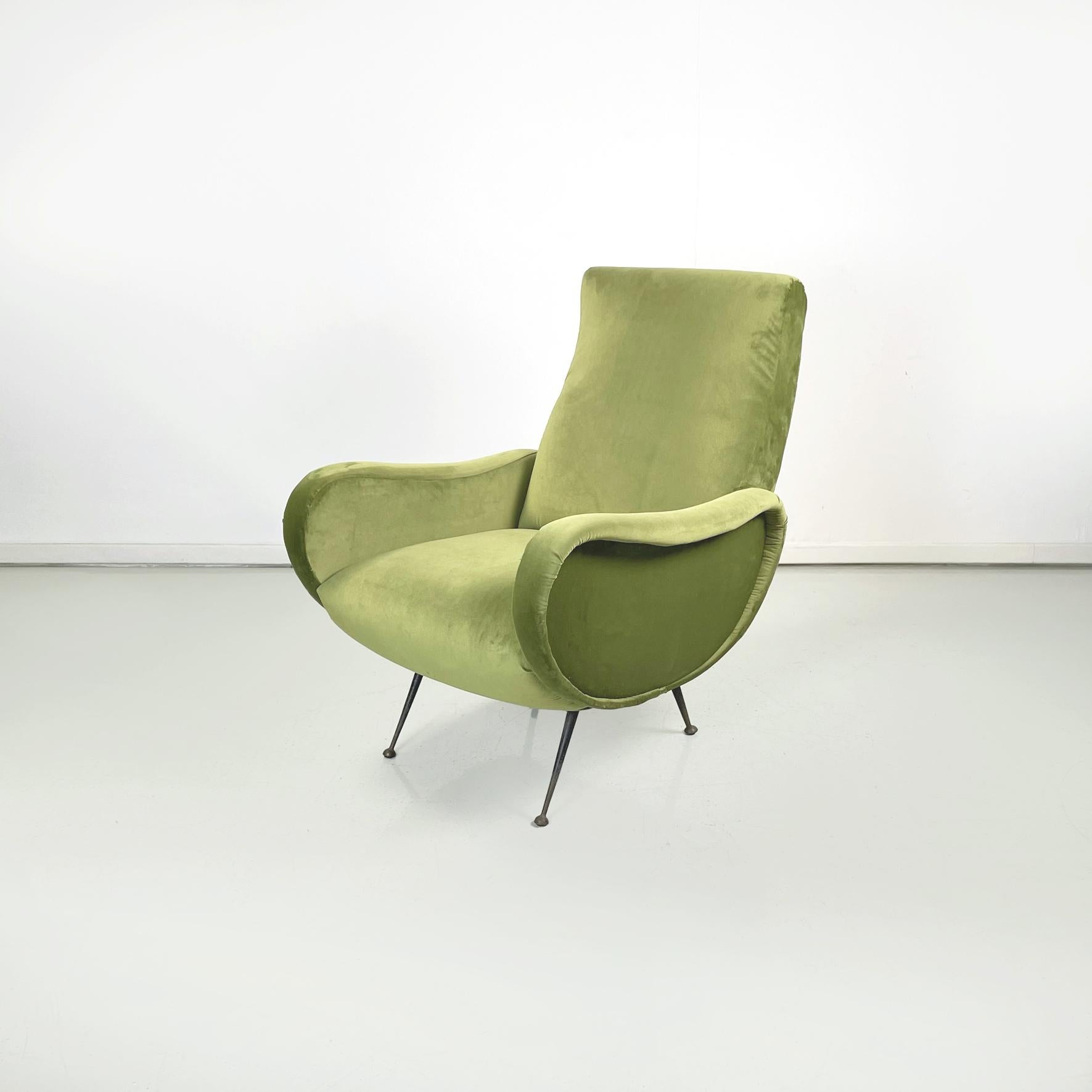 Italian midcentury Green velvet and black metal armchairs in Lady style, 1950s
Pair of armchairs, in style of Lady, in light green velvet. The armrests, the inclined backrest and the seat of the armchair have rounded and sinuous shapes. Round