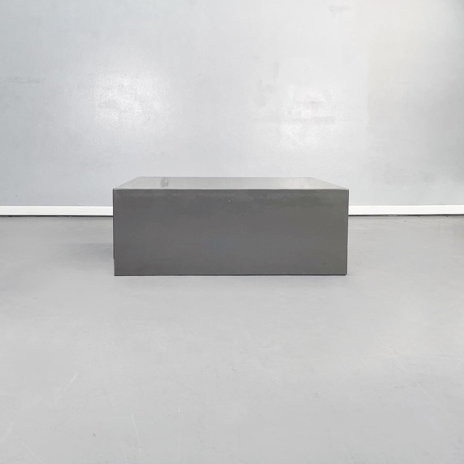 Italian mid-century grey wood coffee table by Caccia Dominioni for Azucena, 1960s
Coffee table in the shape of a parallelepiped with rounded corners, in gray lacquered wood.
Produced by Azucena in 1960s and designed by Luigi Caccia