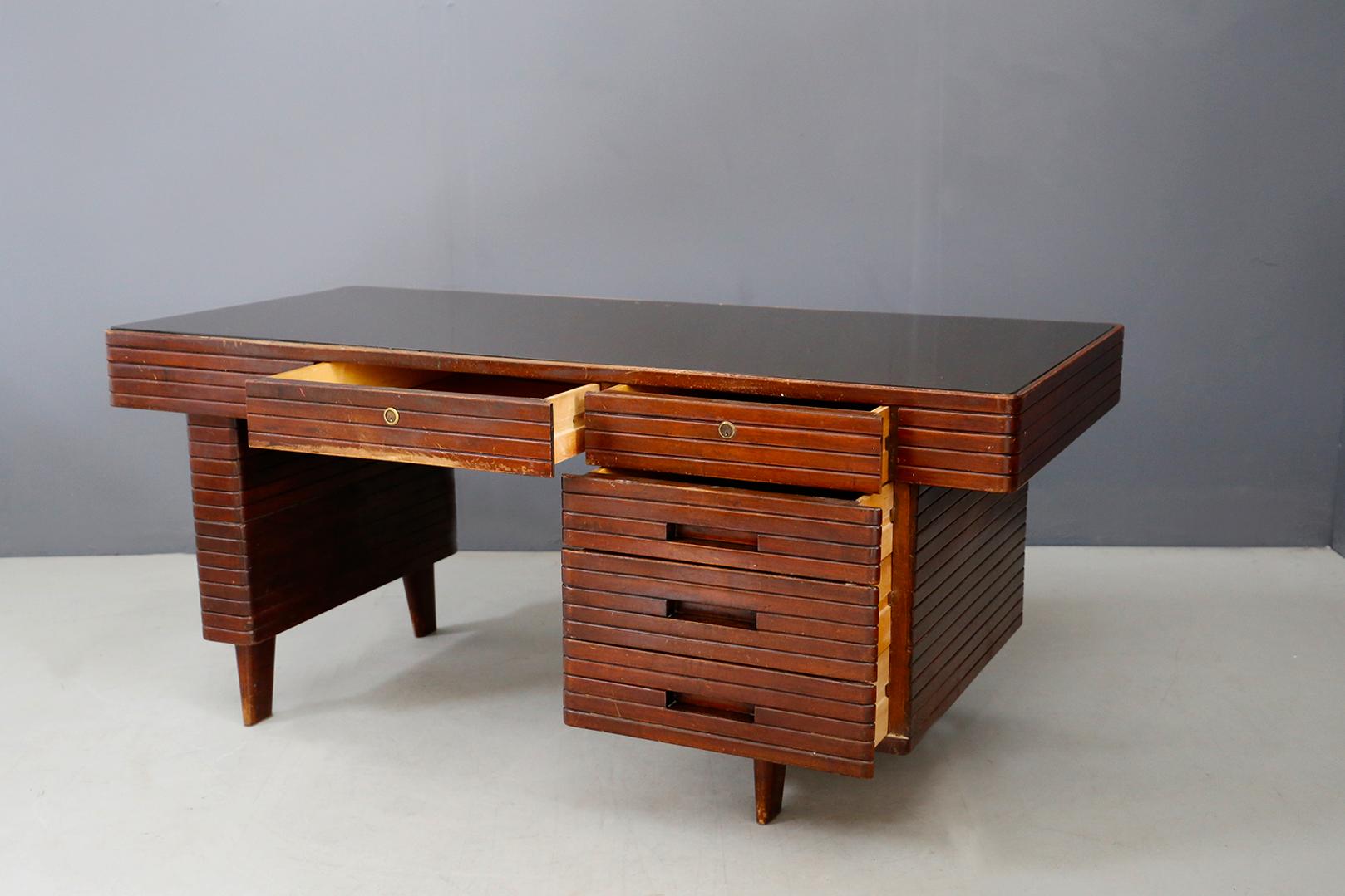 Italian Midcentury Grissinata Desk Attributed to Gio Ponti in Walnut, 1950s 5