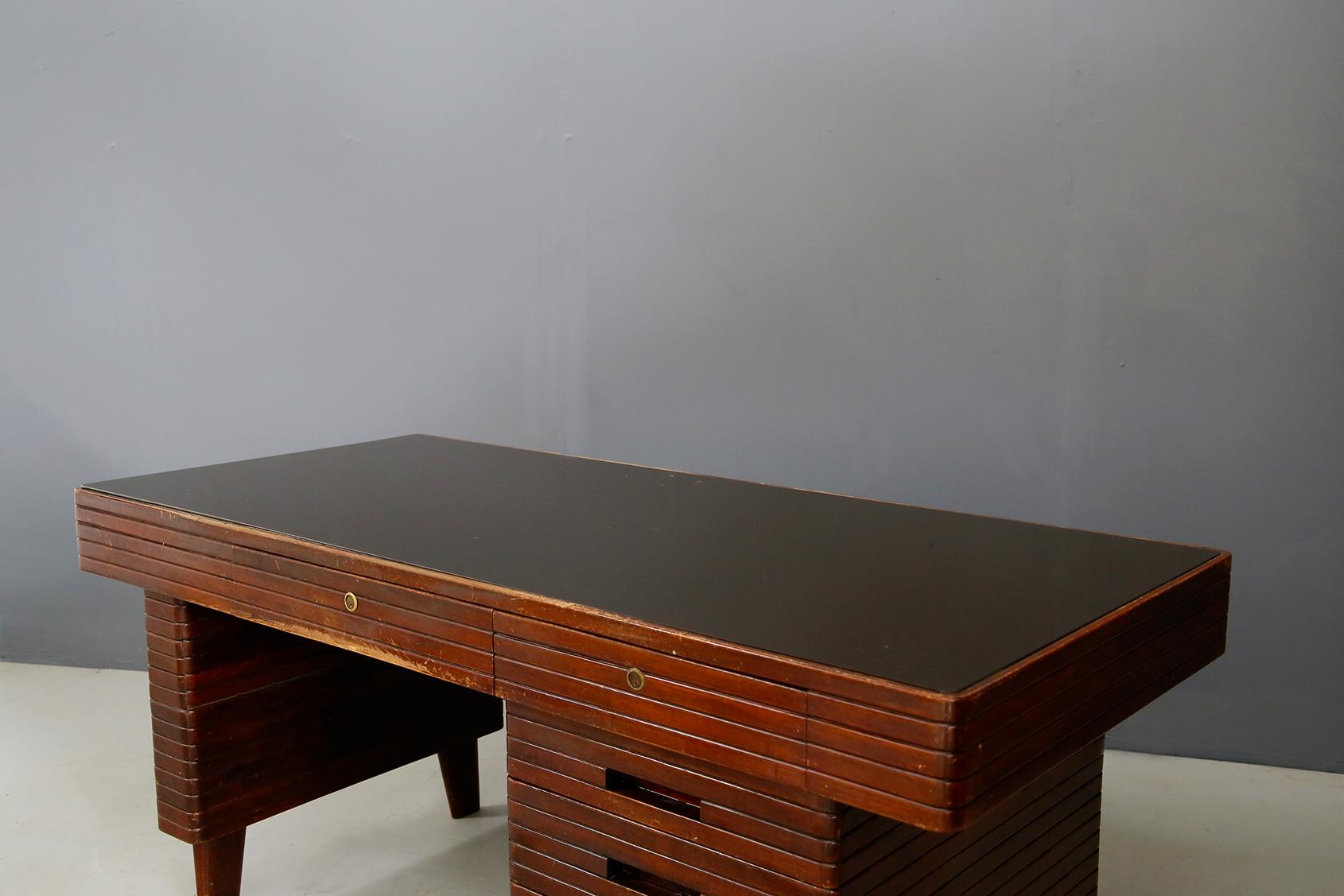 Italian Midcentury Grissinata Desk Attributed to Gio Ponti in Walnut, 1950s 4