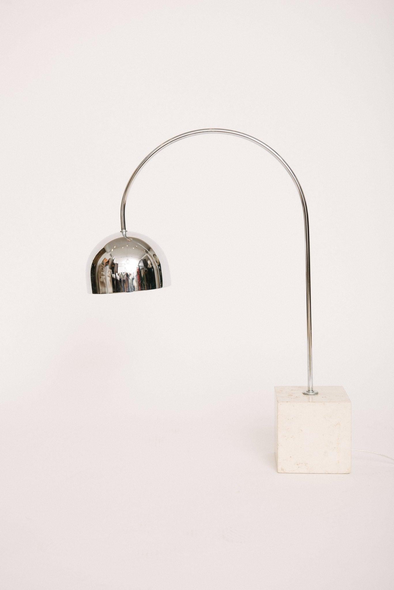 Chrome et travertin italiens  lampe de bureau arc ivy Harvey Guzzini

Harvey Guzzini est Famed pour ses contributions au Design-Light au milieu du 20e siècle, en particulier dans les sphères modernistes et minimalistes. Ses designs sont célébrés