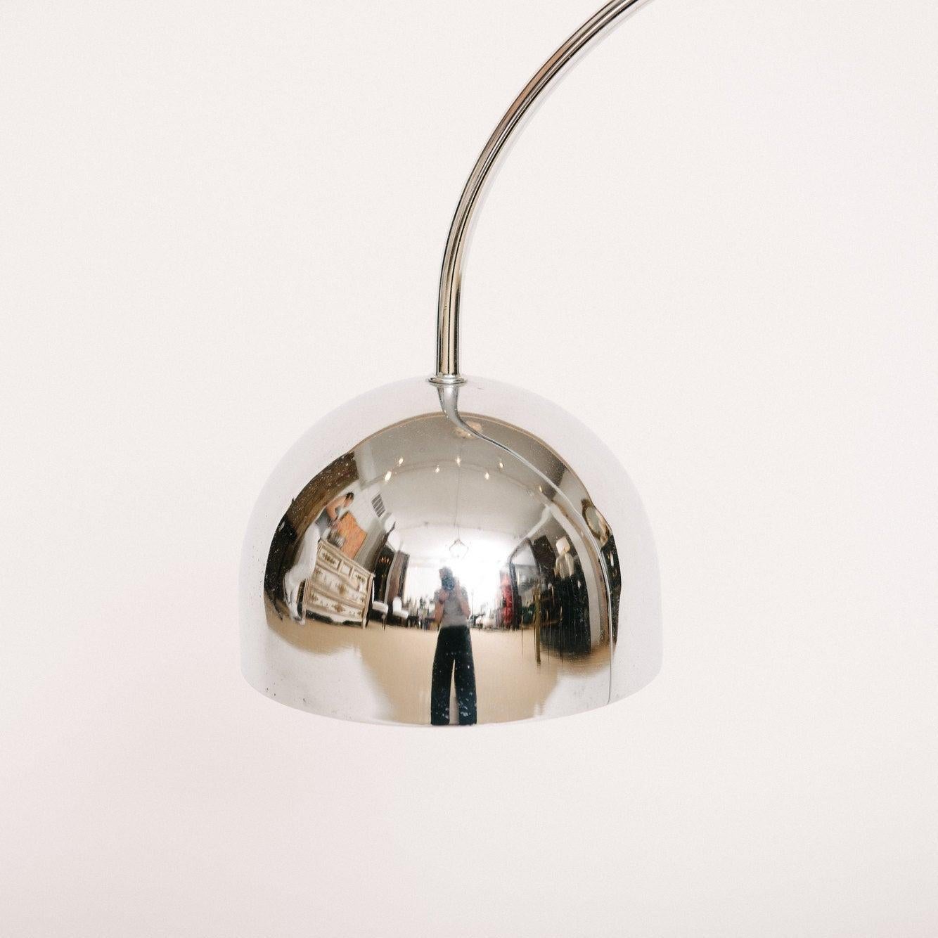 Lampe à arc italienne Guzzini du milieu du siècle Bon état - En vente à Houston, TX