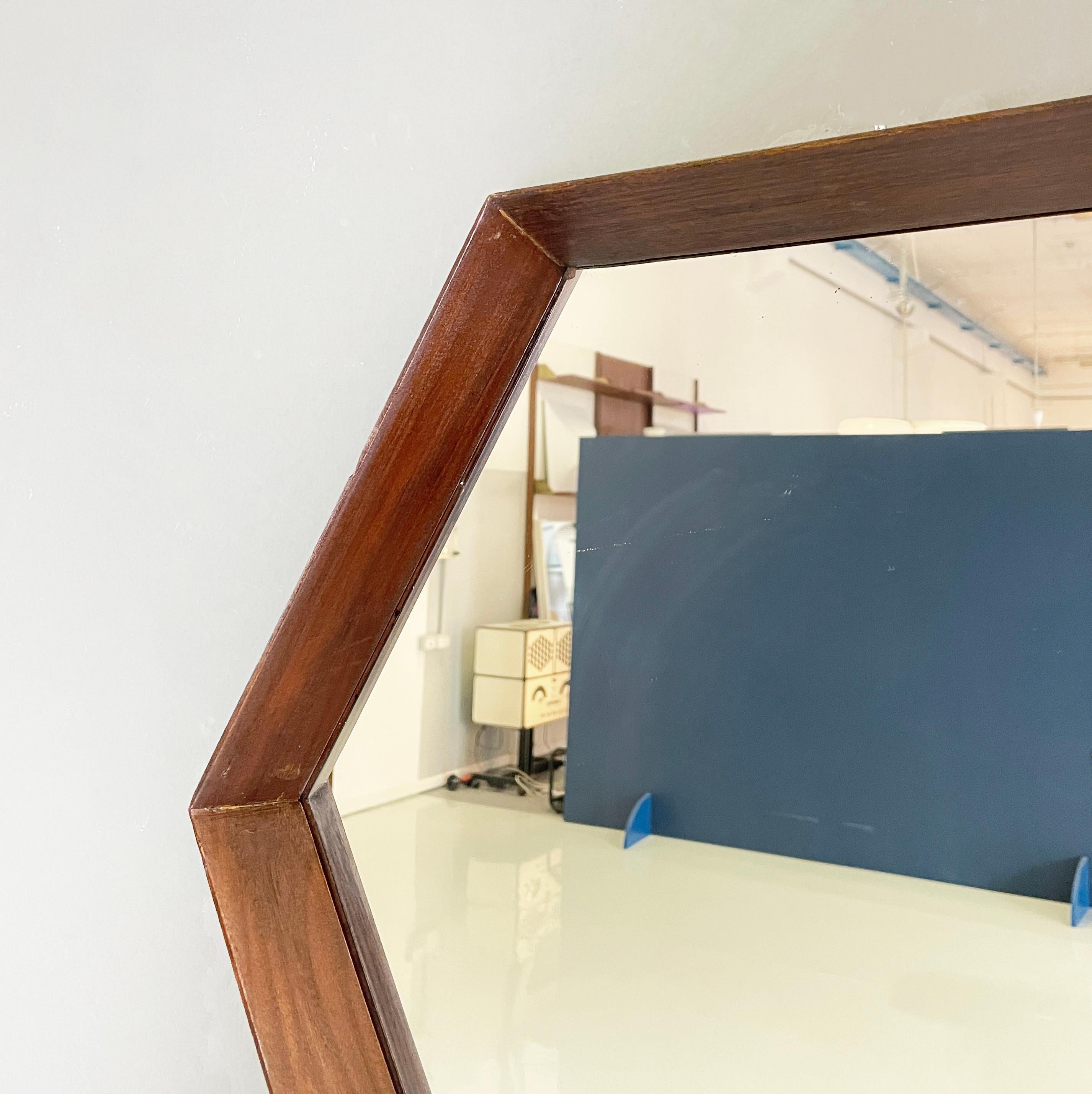 Italian mid-century Hexagonal wall mirror with wooden frame, 1960s In Good Condition For Sale In MIlano, IT