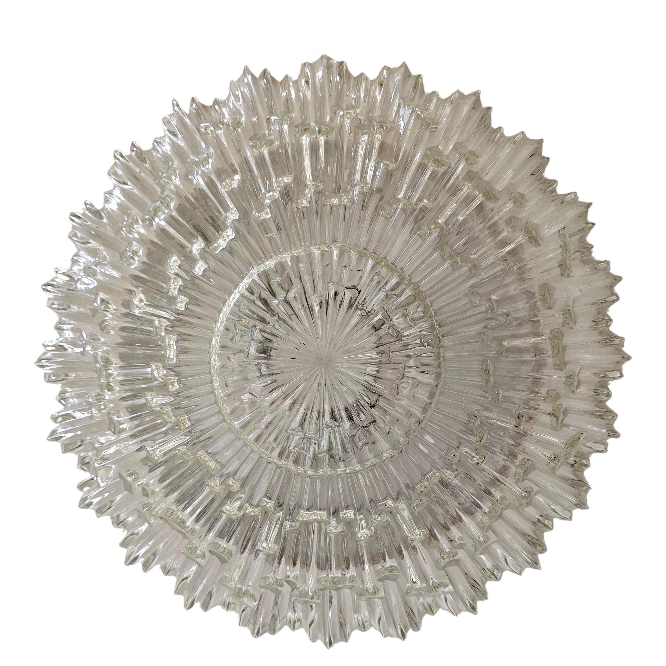 
Elégante monture encastrée italienne du milieu du siècle dernier, datant des années 1960, avec un grand dôme en verre fortement pressé dans un motif rayonnant de rayons de soleil. La surface sculpturale en 
