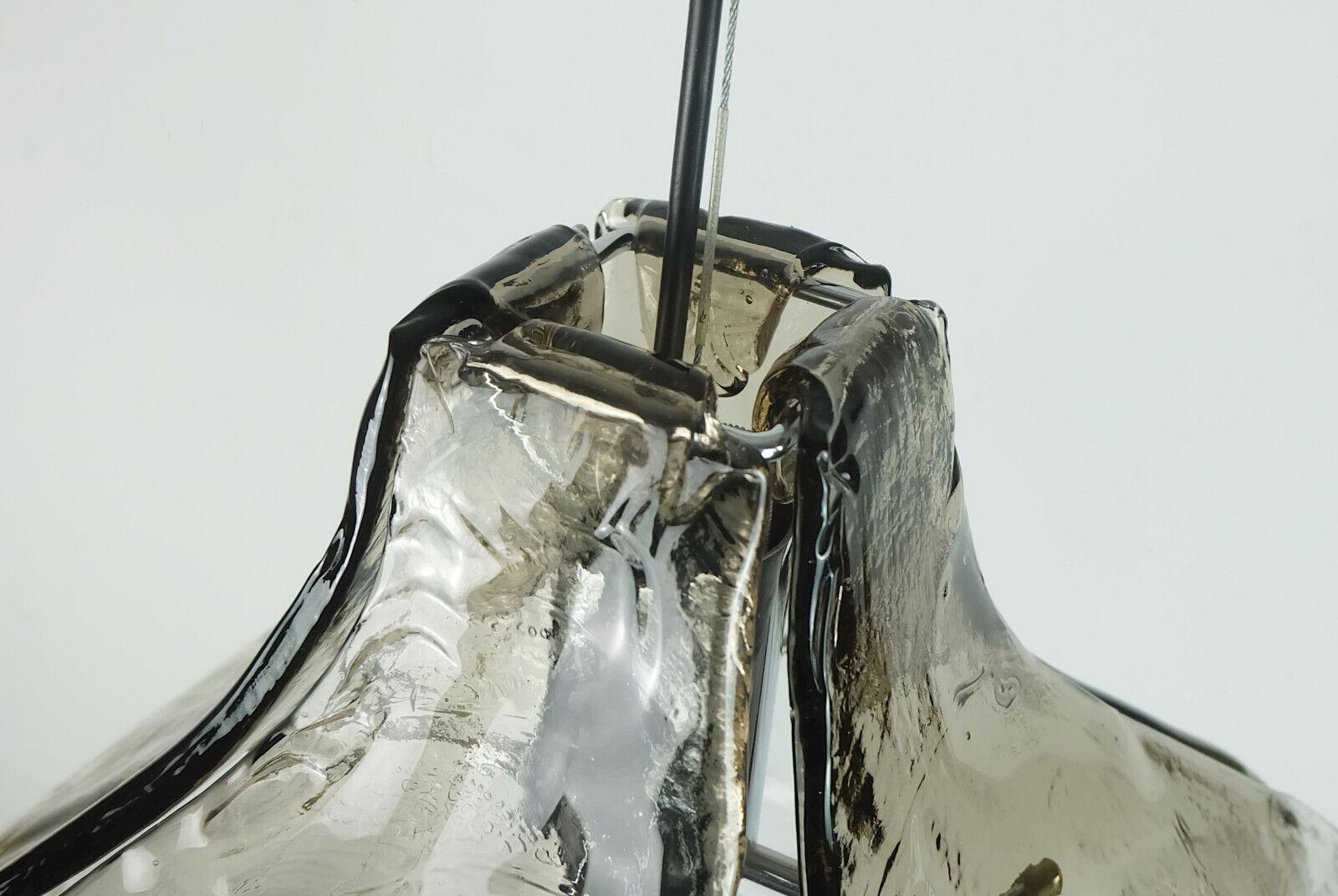 Très belle lampe suspendue italienne du milieu du siècle, conçue par Carlo Nason pour Mazzega. L'abat-jour est composé de quatre grands éléments de verre incurvés, la suspension est en métal chromé. Verre clair avec une structure de glace,