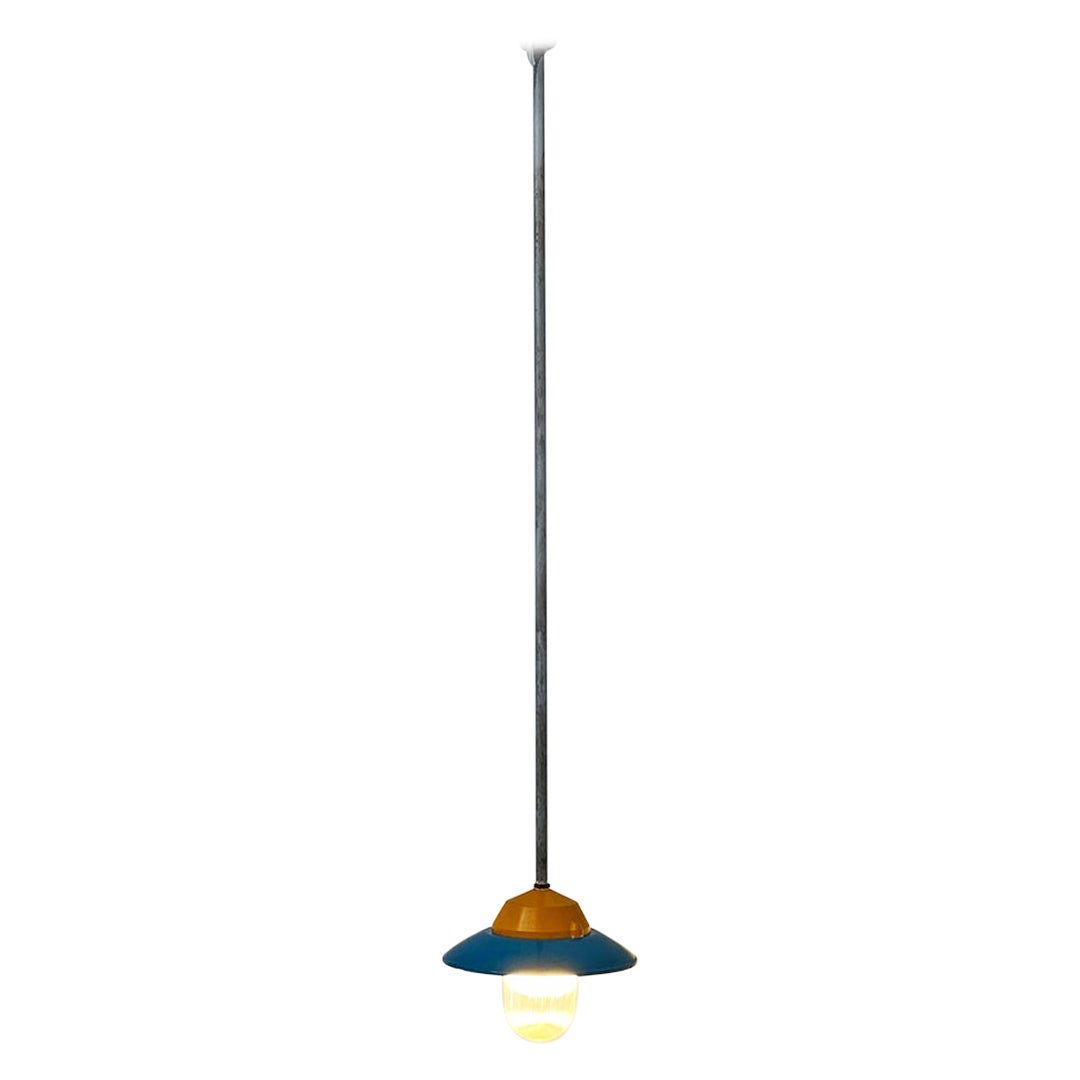 Lustre italien de style industriel du milieu du siècle dernier en métal coloré de Palazzoli, années 1950 en vente