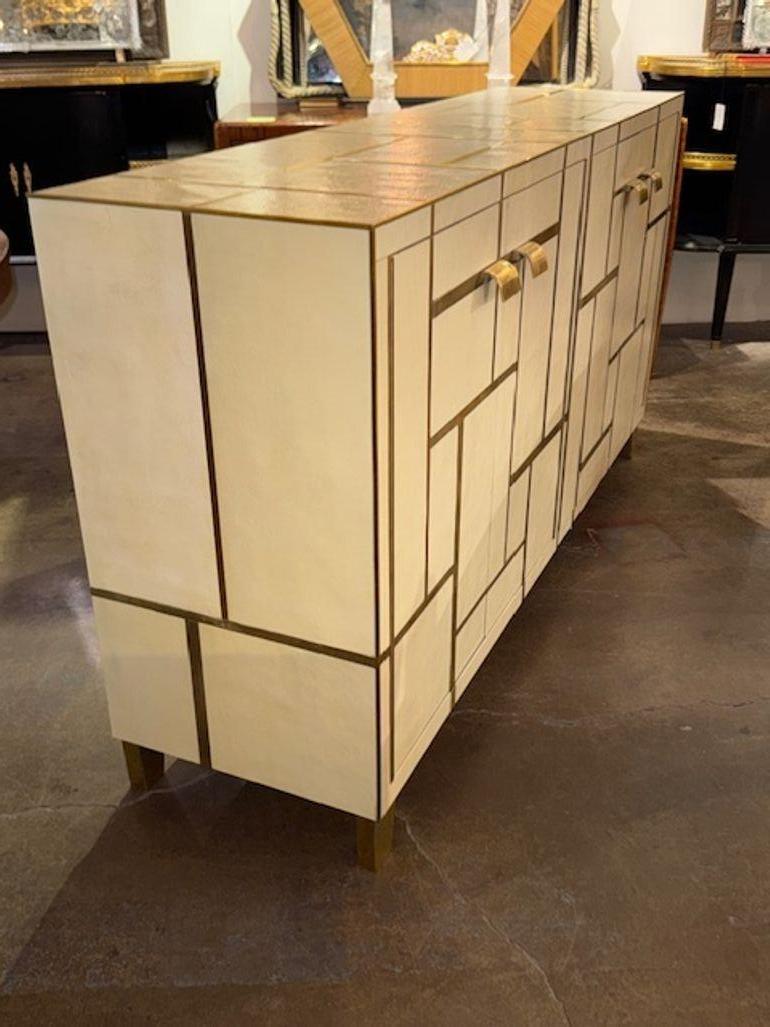 Raro mobile di design italiano della metà del secolo scorso in laminato testurizzato e ottone intarsiato. Gli armadi di design italiani del Mid-Century con laminato testurizzato e intarsi in ottone sono apprezzati per la loro geometria audace, i