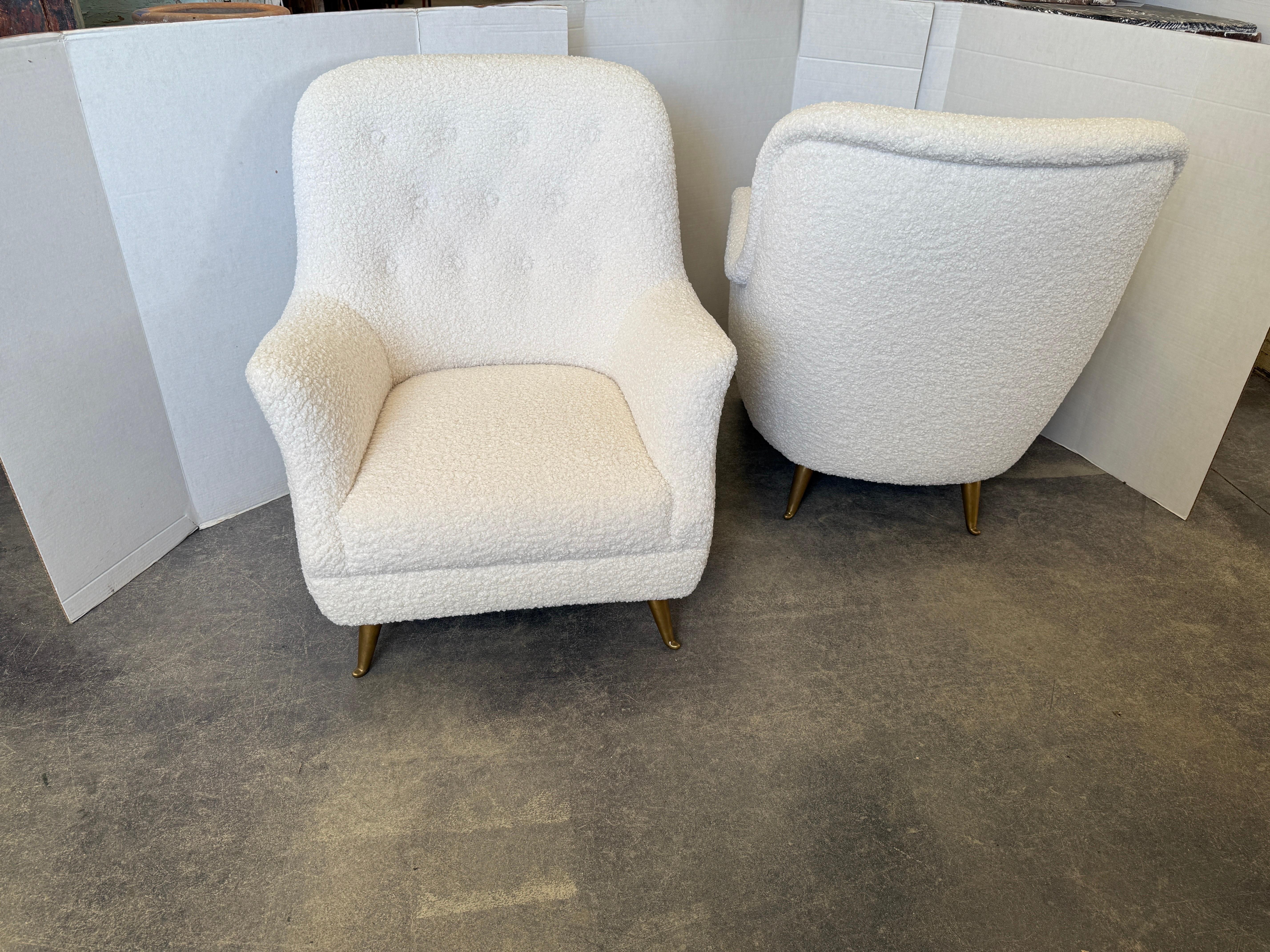 Isa Bergamo è un'azienda manifatturiera fondata negli anni '40 nei pressi di Bergamo.  Si tratta di una coppia bella e ben fatta, con gambe in ottone e una bella forma scultorea.  Sono state restaurate di recente in bouclé bianco sporco