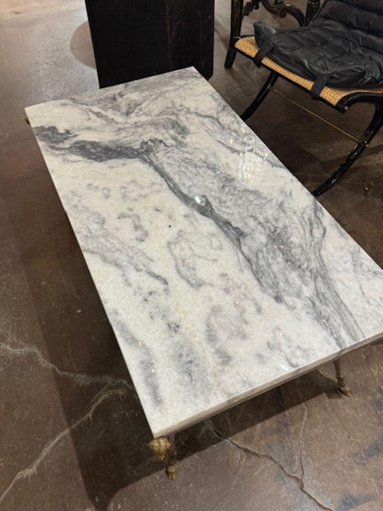 La Mesa de centro italiana de mediados de siglo estilo Jansen con tapa de mármol es una impresionante pieza de mobiliario vintage que encarna la elegancia y sofisticación de la época de mediados de siglo. La encimera de mármol añade un toque lujoso