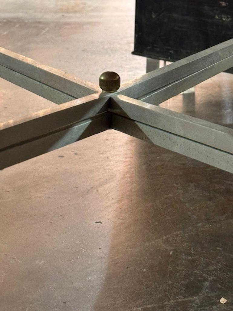 Mesa de centro italiana de mediados de siglo estilo Jansen con tapa de mármol Latón en venta