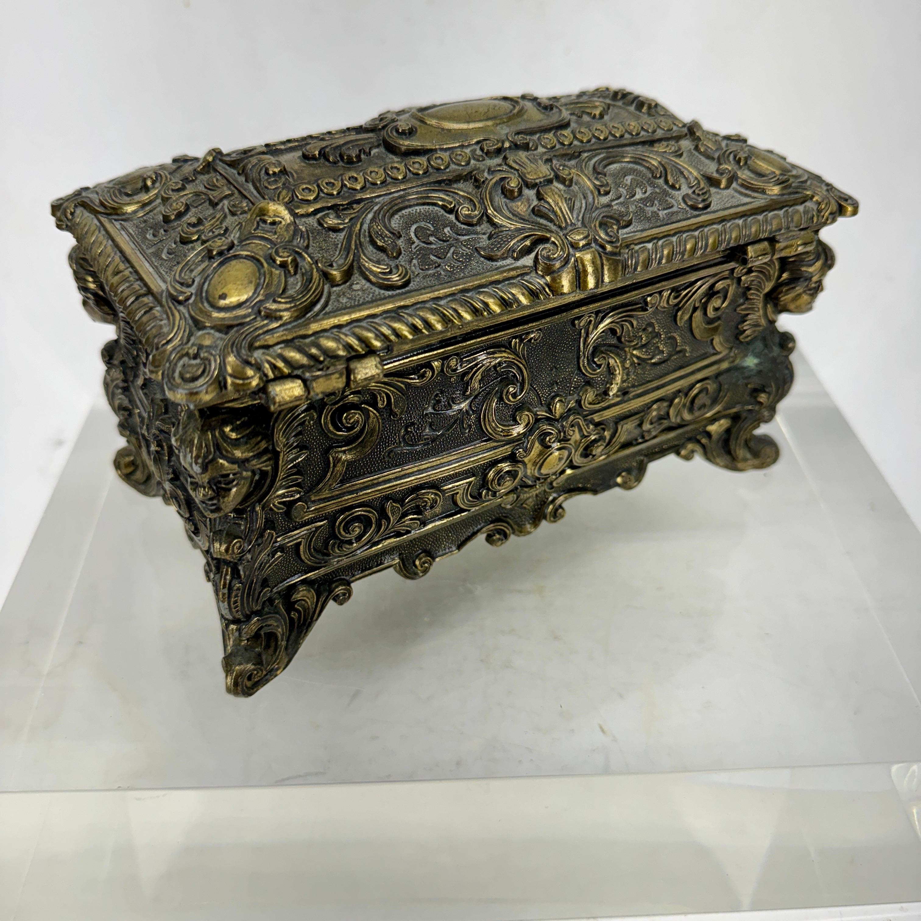 Italian Mid-Century Jewelry Collectable Box With Cherubs For Sale 3