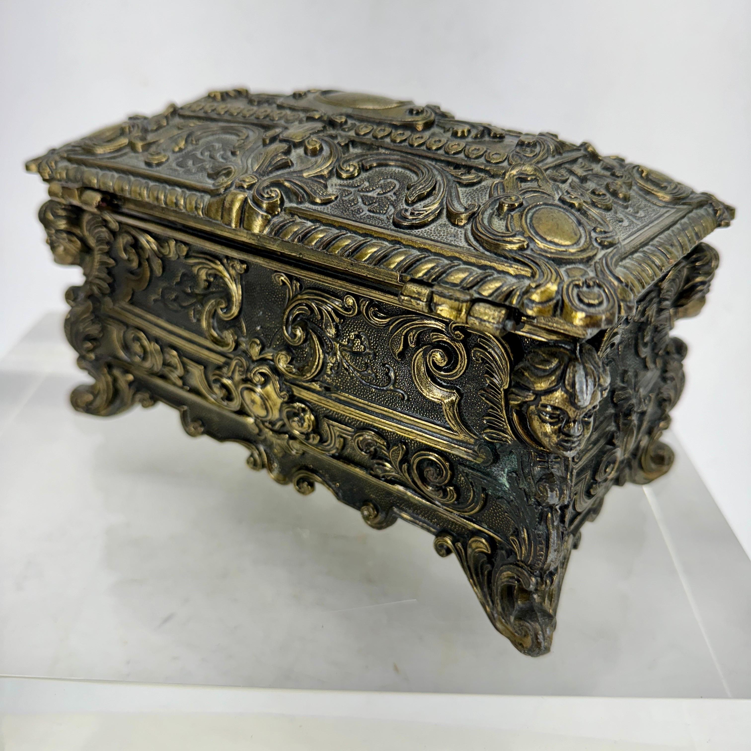 Italian Mid-Century Jewelry Collectable Box With Cherubs For Sale 5