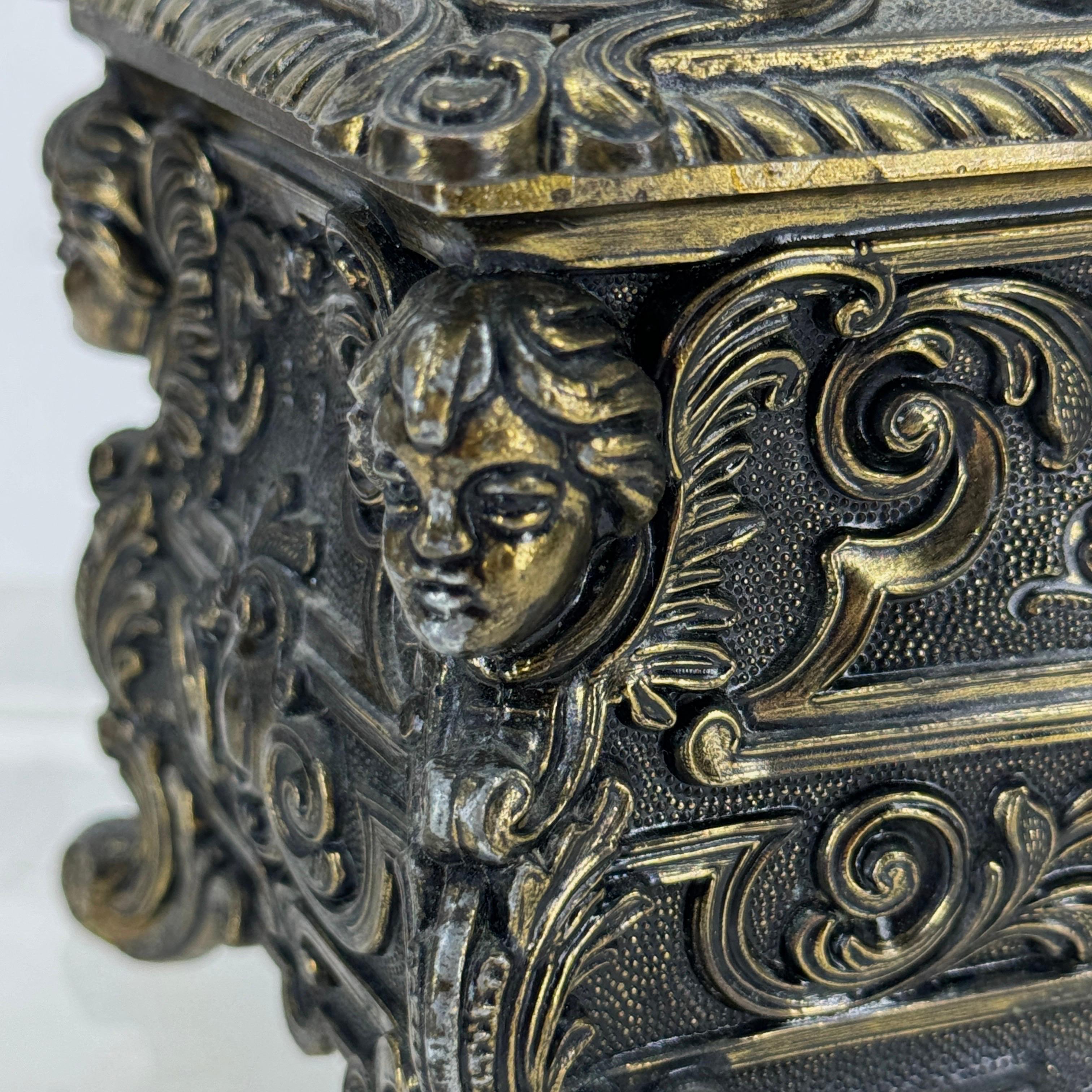 Italian Mid-Century Jewelry Collectable Box With Cherubs For Sale 6