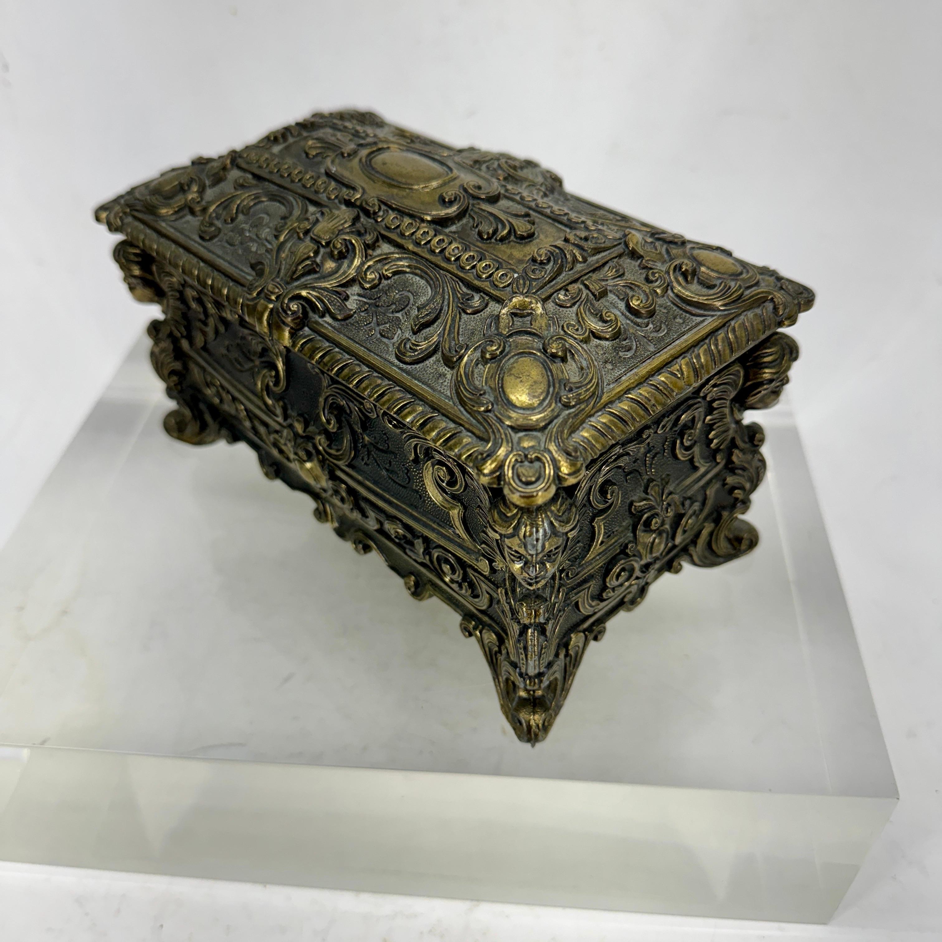 Italian Mid-Century Jewelry Collectable Box With Cherubs In Good Condition For Sale In Haddonfield, NJ